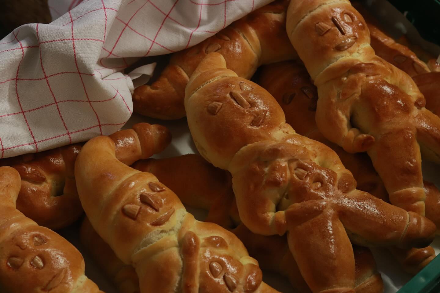 Teamwork war heute angesagt. Einmal im Jahr vor dem Nikolaustag werden bei uns traditionell Grättimänner gebacken. Die lustigen, feinen Herren dürfen jetzt aber noch eine Nacht in die Kälte um morgen dann, nach dem Backen ofenfrisch für euch parat zu stehen. Freut auch drauf, - wir haben nämlich schonmal gekostet. #grättimann #weckmann #nikolaus #nikolaustag #backen #hofladen #hofladenlang #backliebe #handgemacht #teamwork #wintersweiler #kandern #karsau #schwörstadt #lörrach #basel #wochenmarkt #weilamrhein #rheinfelden #gemuese #obst #hofverkauf #backwaren #brot #hefeteig #hefegebäck #stutenmann