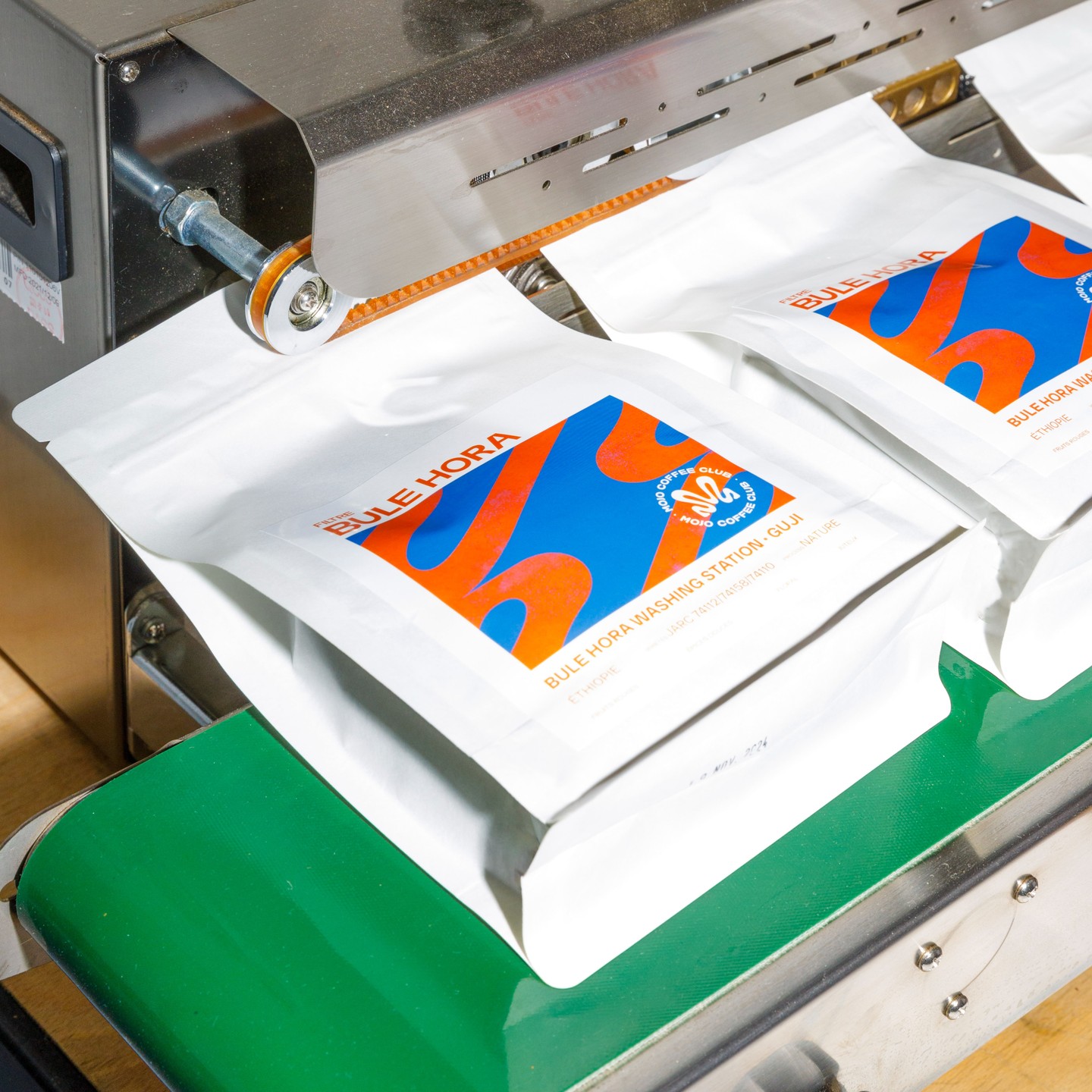 NOUVEL ESPRESSO : BULE HORA, GUJI, ETHIOPIE
✨ Du fruit, beaucoup de fruit et une finesse incomparable : voici Bule Hora. Notre ode à la région de Guji, une région que nous adorons tout particulièrement.
🏔️ Produit à 2000 m d’altitude, ce lot unique réunit le savoir-faire d'environ 1000 producteurs locaux. La station de lavage de Bule Hora s'occupe de la réception des cerises de café et du séchage méticuleux, effectué ici selon le process nature (en cerises entières).
☕ En tasse : Une explosion de fruits rouges, des nuances de chocolat et des notes florales, le tout porté par une texture juteuse et beaucoup de douceur.
Torréfié avec soin dans notre atelier par Juliette et disponible dès maintenant ! Contactez-nous pour vos commandes, en DM ou à hello@mojocoffeeclub.com 📩
📸 @paulinegouablin
#cafédespécialité #torréfaction #mojocoffee #espresso