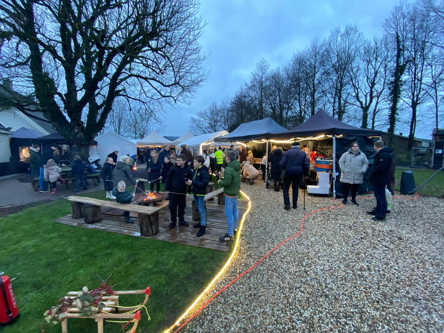 Het is droog, warm warm en gezellig! Van harte welkom van 16:00u-20:00u 🤗