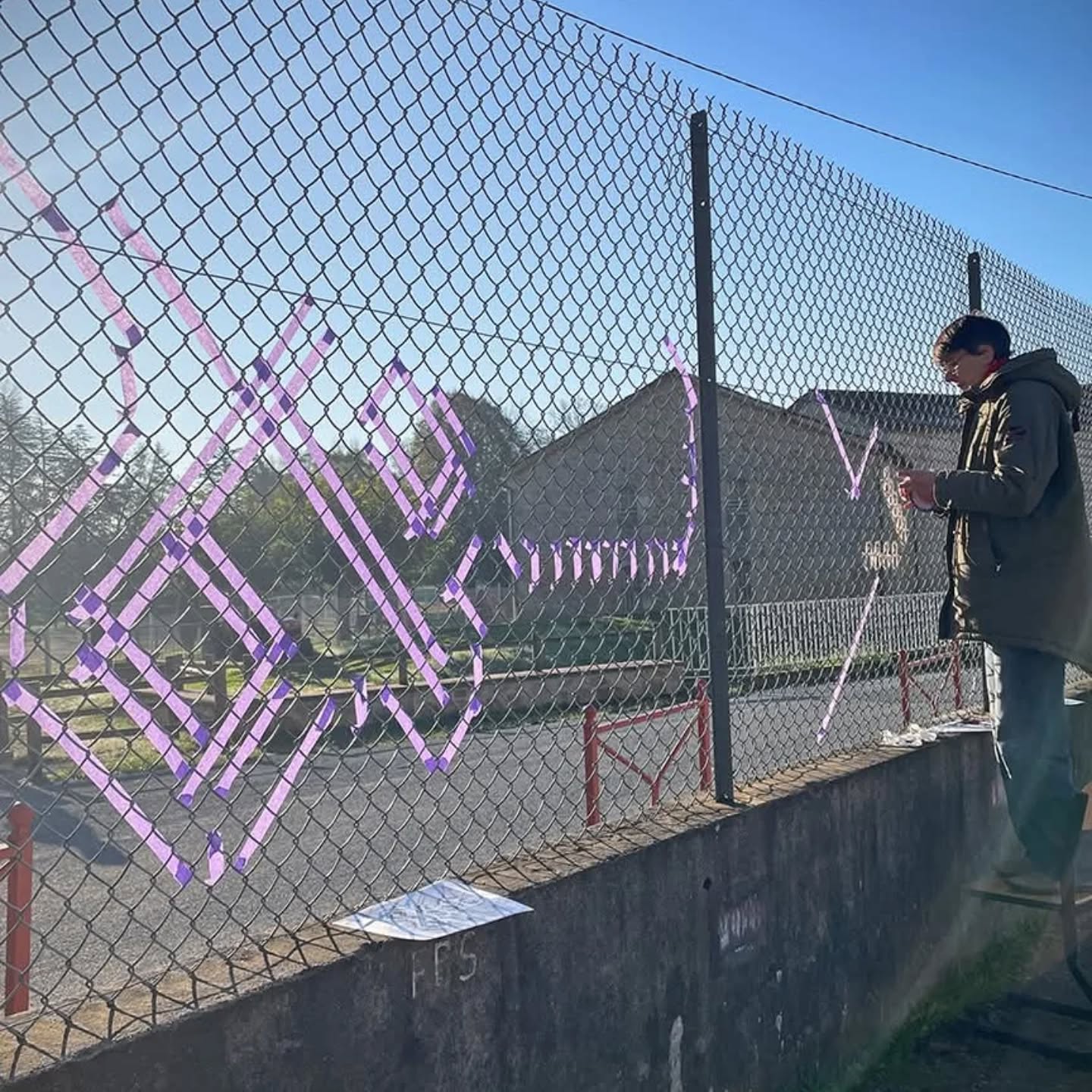 🛸L'invasion pixels continue avec un projet de broderie... GÉANTE sur le grillage du @collegekleberthoueilles - Monsempron-Libos👾👾👾
👉Un projet réalisé avec les deux classes de sixième/cinquième de M. Clerbois, super professeur d’arts plastiques 💪
Après une réflexion en classe avec les élèves autour des bulles et des onomatopées, @emilieblabla_graphiste a sorti sa calculette pour transposer les créations des collégiens en plan d'attaque rempli de ⬛️ et de 🔲!
🌞 Nous avons brodé le grillage (avec des chutes de textile) pendant deux belles journées ensoleillées de novembre avec les classes et l'atelier d'arts plastiques.
😋Mention spéciale à l'équipe de la cantine !
(meilleure cantine de France à égalité avec le collège des Aurains à Fumay 😉)
Ce projet a été réalisé dans le cadre de la convention éducative de @lotetgaronneledepartement.
#broderiegeante #pointdecroix #pointdecroixgeant #scolaire #college #pixel #pixelart #streetart #lafabriquetoimeme