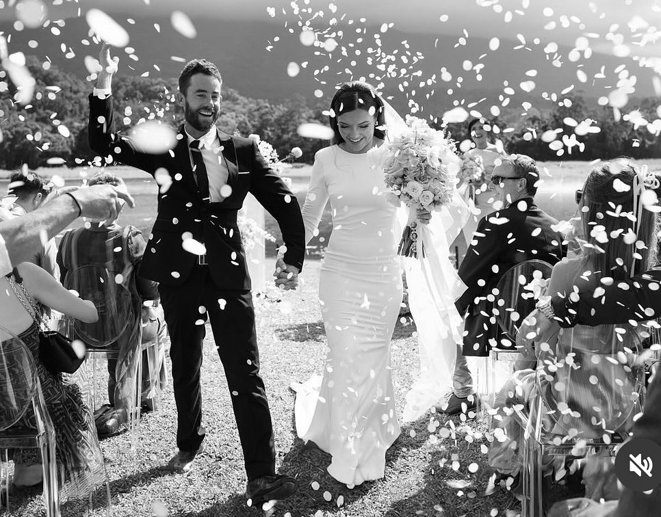 A moment in time, stood still.
Two people so in love, solidifying their bond forever 🤍
Photography @tiaramirandaphoto
Gown @brittneypaigecouture