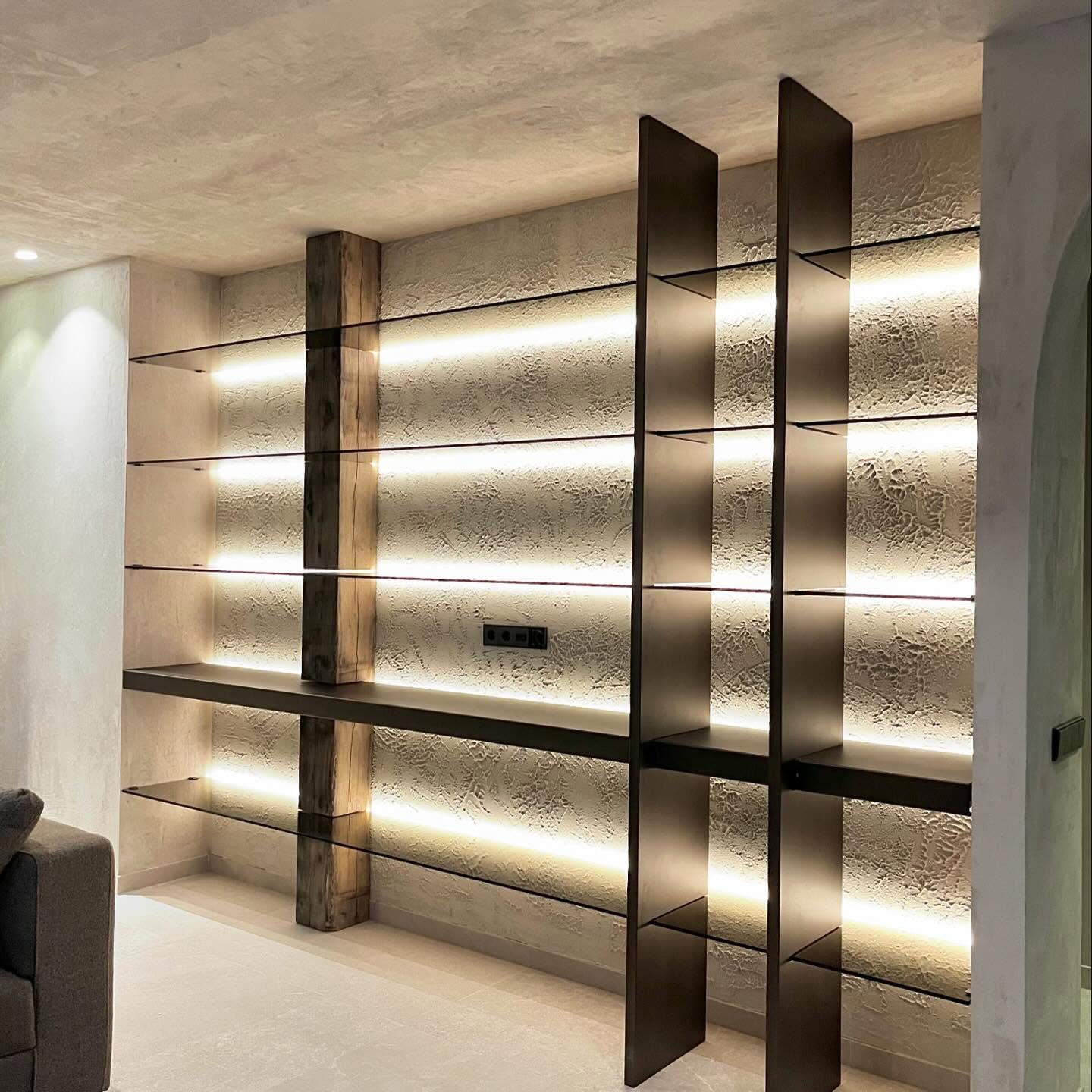 We hebben dit prachtig stukje maatwerk geplaatst in Sint Willebrord. Eigen ontwerp in overleg met de klant.
De sparingen voor de brons getinte glasplaten hebben we precies passend in de eiken balk uitgevreesd.
Met daarvoor verticaal geplaatst, de gelaste stalen profielen, welke met blinde bevestiging strak tussen vloer en plafond is afgemonteerd.
Schitterend geheel met de dimbare ledverlichting!
Coating stalen profielen: IndianBrown💫
Glastype: Brons gehard 10mm
#wesselssteelworks #livingroom #decor #dutch #design #steel #glass #wood #led #handmade #ambacht #woonkamerinspiratie #interieur #interieurinspiratie #eiken #franseiken #ledverlichting #brons