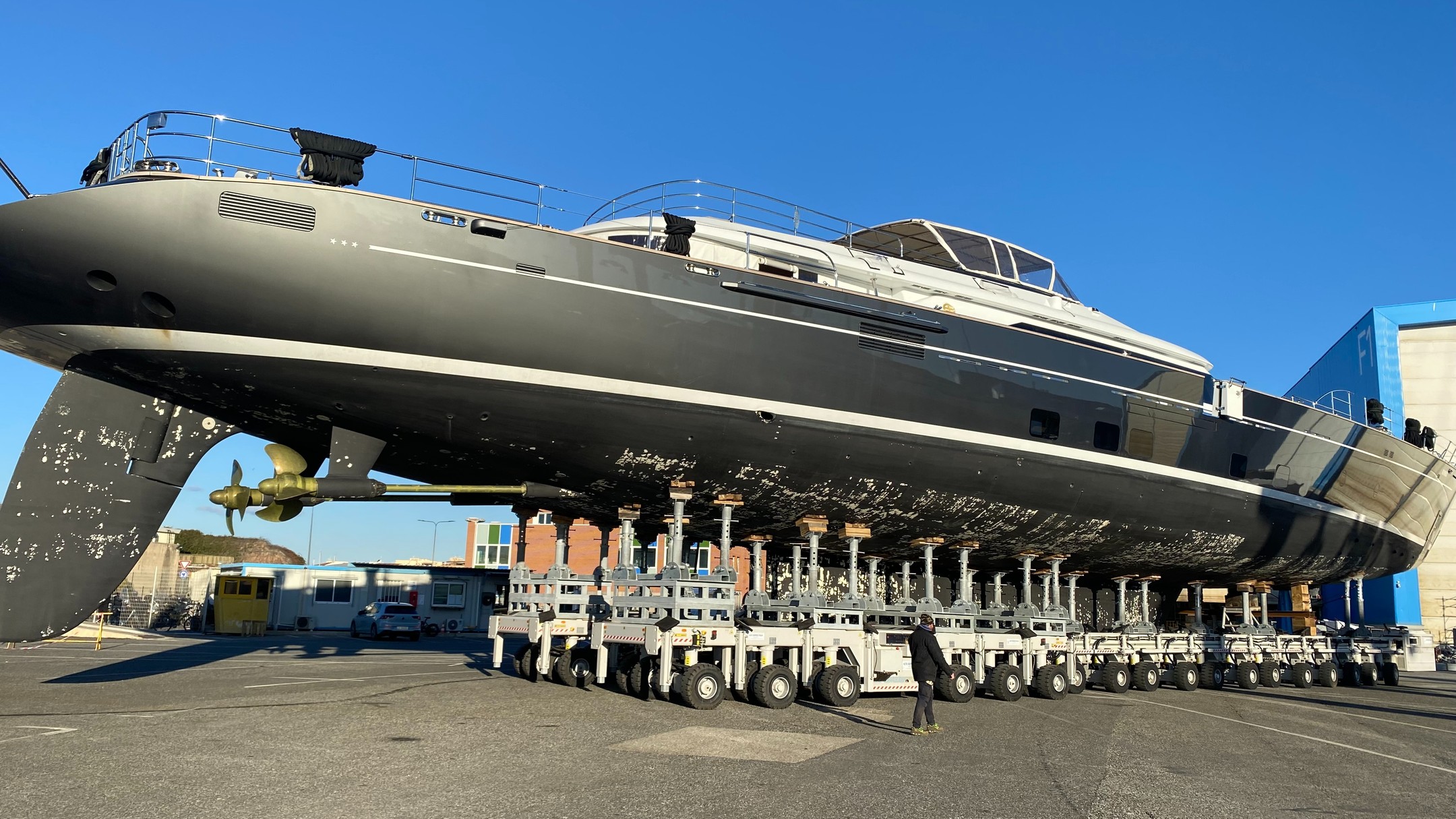 This is only the chapter 2 of this story. THE "BIG MACHINE" IS ALMOST READY. Here a preview with our M400+2PM200 moving a sailing boat with our equipments for sails (because we like the challenges!)
Stay tuned for the chapter 3!
#moving #challenge #shipyard #handle #bigboat #equipments #altoservice