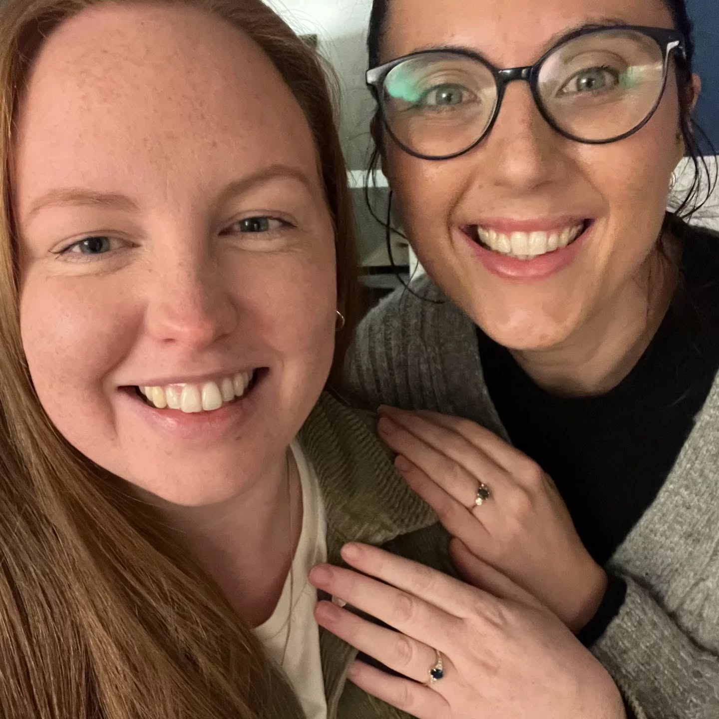 Huge congratulations to these two on their engagement!💕 While this gorgeous custom Naia ring was being made in secret for Helen, she actually took Hayley by surprise and proposed just a few days before the ring was ready! How romantic is that?! 🤗