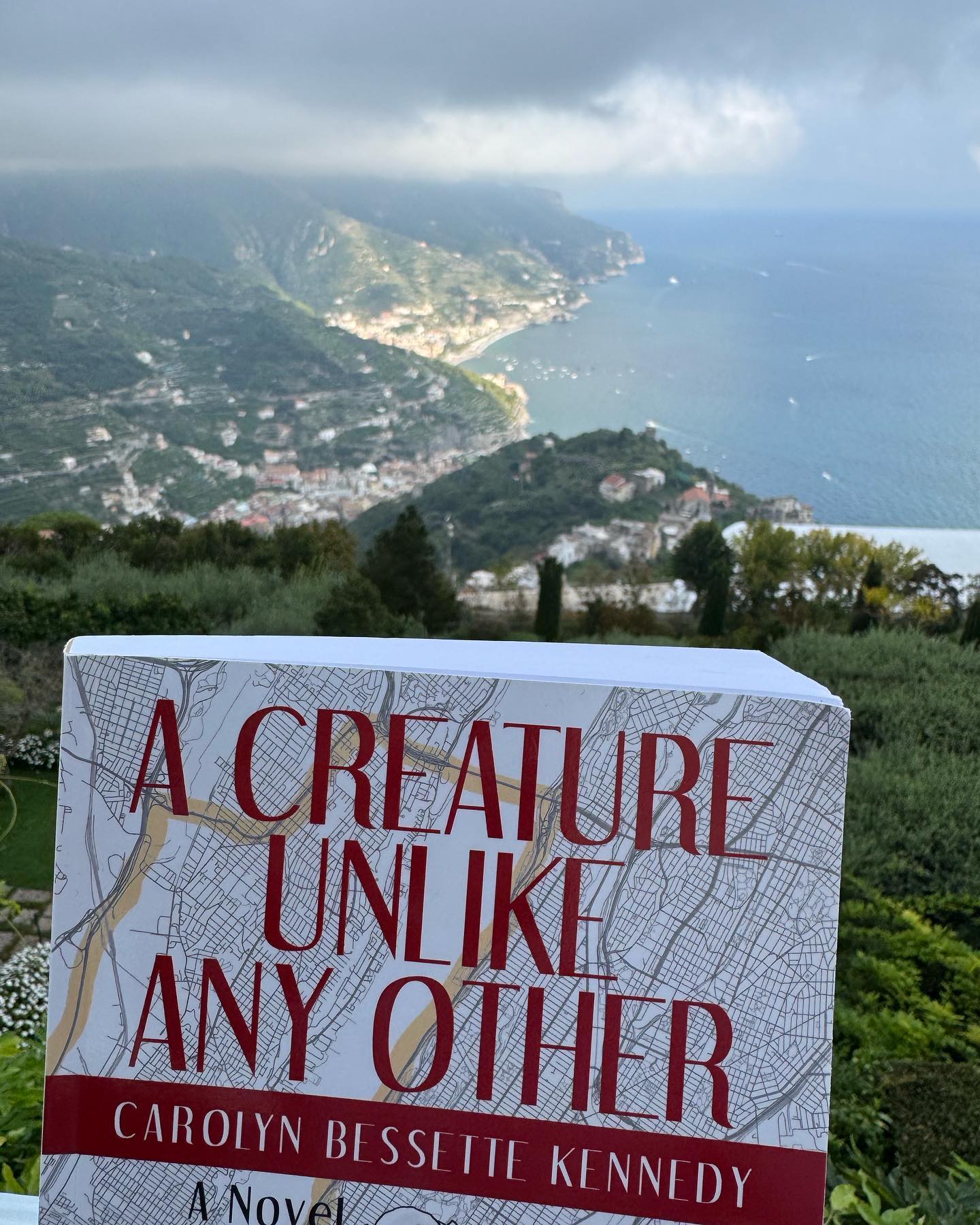 @acreatureunlikeany #amalficoast #cbk #carolynbessettekennedy #carolynbessette #carolynbessettestyle #cbkstyle