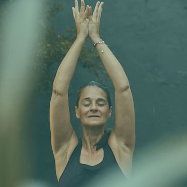 108 Sonnengrüße mit Niki
Im Grunde sind die 108 Sonnengrüße nichts anderes als Meditation in Bewegung.
Es wird warm, du kommst in den Fluss von Atem und Bewegung und dein Geist wird still. Wie beim Meditieren im Sitzen hältst du den Fokus deiner Aufmerksamkeit bei deinem Atem, lässt dich von seinem Rhythmus führen. Besonders wenn dir das Stillsitzen in der Meditation sonst schwerfällt, sind die 108 Sonnengrüße eine tolle Möglichkeit für dich, den Geist zur Ruhe kommen zu lassen.
Dein Körper wird gereinigt, gestärkt und gestrafft, alle Körpersysteme werden harmonisiert. Geistig trägt das Üben des Sonnengrußes zur Harmonisierung und zur Stärkung des Selbstvertrauens bei. Energetisch werden alle Chakren wieder in den Fluss gebracht.
Es entsteht ein hohes Energieniveau, die Ausstrahlung wird strahlender und klarer.
Warum 108? Mach mit und erfahre es!
Termin⎪29. Dezember⎪10 - 12:30 h
Beitrag⎪35€
#sonnengruß
#meditationhannover
#energiepositive