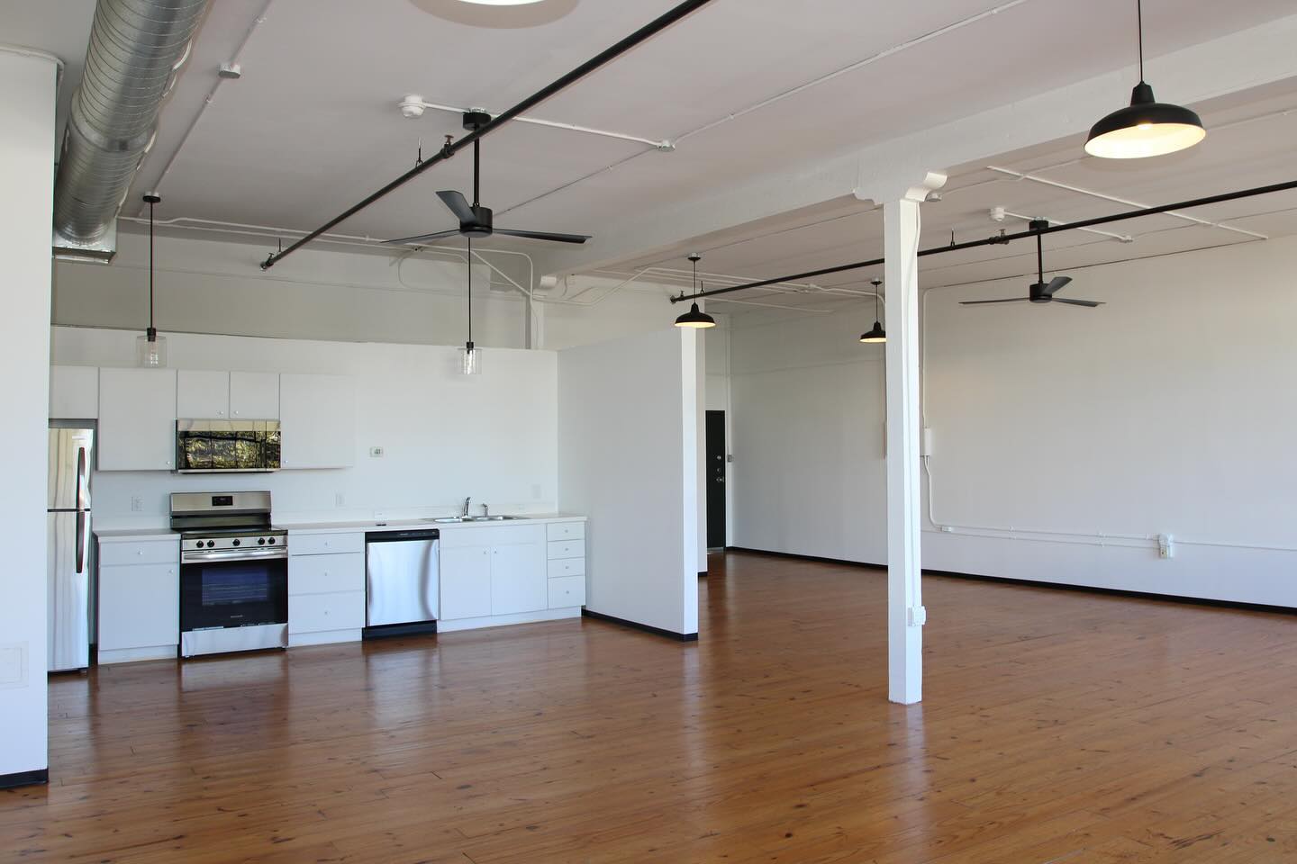 🌳 Expo Park Loft Available Now! 🌳
Located in the vibrant heart of Expo Park, just 2 miles from Downtown Dallas, this stunning loft at 4102 Commerce St. is where industrial charm meets modern convenience. This is a rare find you don’t want to miss!
✨ Features ✨
🛏️ 1 bed/1 bath
🪟Industrial-style windows for amazing natural light
🍴Stainless Steel Appliances
🧳 Walk-In Closet
And enjoy top-tier amenities:
🐕 Dog Park
👟 Gym
🏊 Pool
🚗 Garage Parking