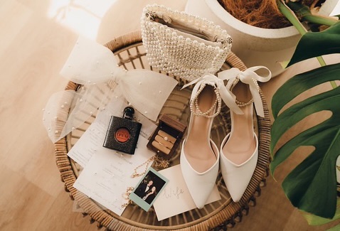 Bonnie’s Bow 🤍
The beautiful winner of our last competition, Bonnie, was married in Tasmania.
How cute is the bow for her reception look!
Photography @theroamingroyles
Custom pearl bow @brittneypaigecouture