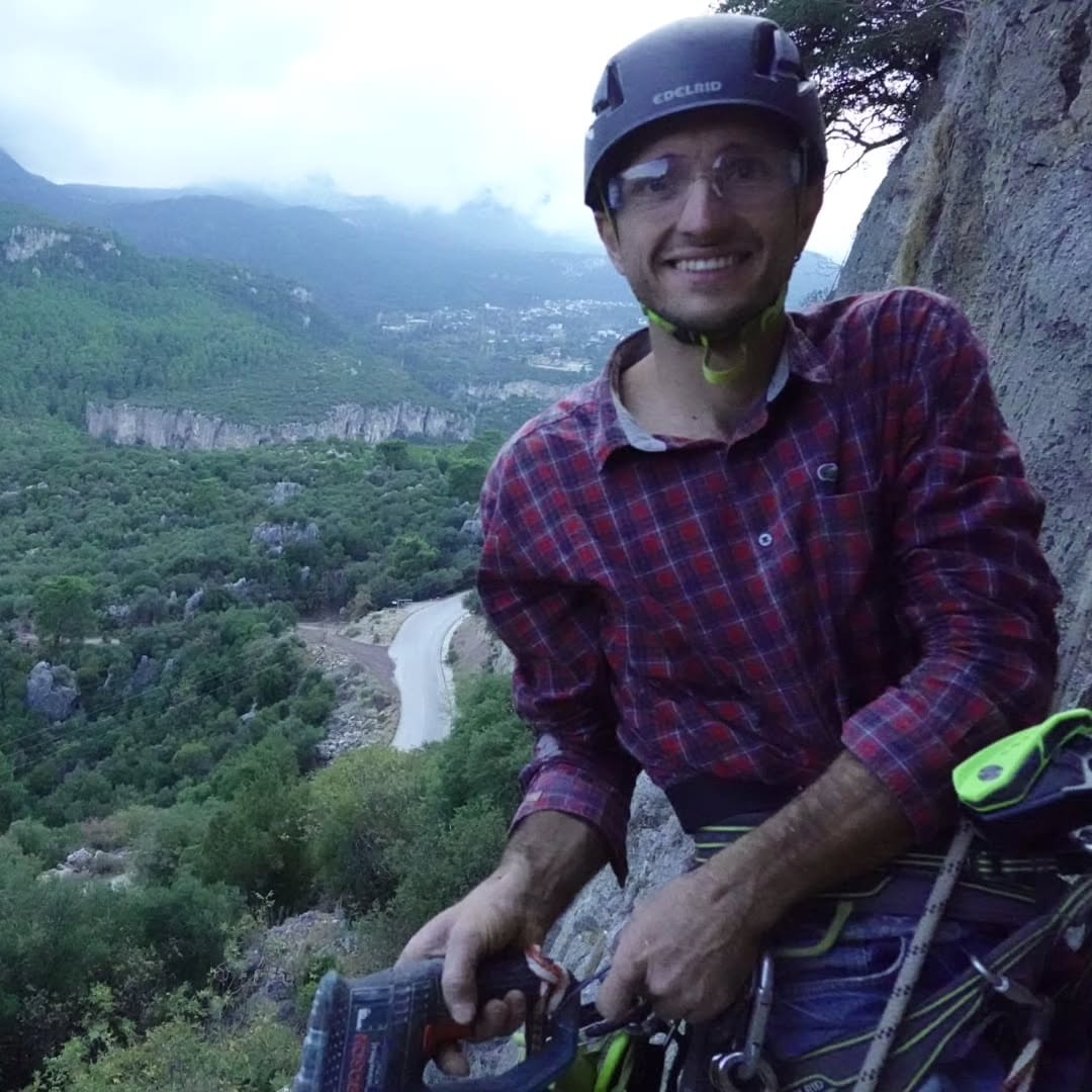 Kebap ve Mandela sektörlerindeki 21 rotanın istasyonu yenilendi. 5 rota tamamen temizlendi ve gereken rotalarda revizyon yapıldı.
@yuksekteguvenli
@petzl_official
#bolting #rebolting #routesetting #newroute #newcrag #climb #climbing #rockclimbing #climbingroutes #routesetter #geyikbayırı #olympos #antalya