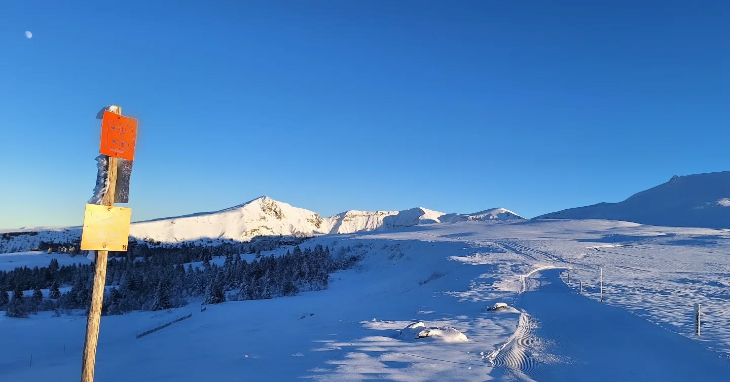 Afterwork
#plaisirdujour #placetobe #skating
#montagnes #sancy #montdore #auvergnerhonealpestourisme
#mooddujour #photooftheday #photopaysage