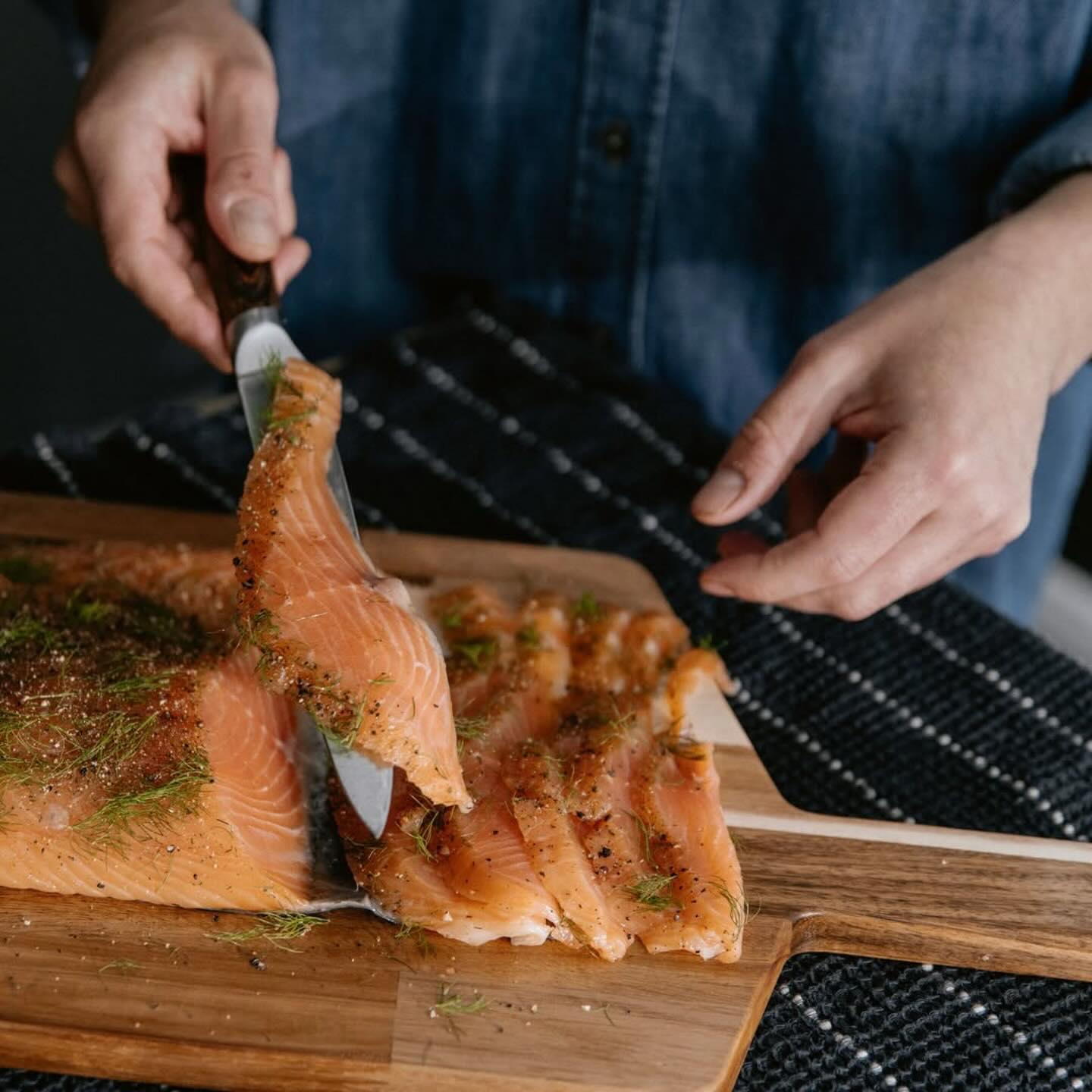 Entdecke die Vielfalt von Dry Aged Fisch 🐟✨
Dry Aged Fisch – so vielseitig wie frischer Fisch, aber mit einem einzigartigen Geschmack! Ob roh, kurz angebraten als Tataki oder schonend gegart mit Sous-Vide – der gereifte Fisch begeistert mit seinen intensiven Aromen.
Aber Achtung: Überkochen ist ein No-Go – genauso wie bei frischem Fisch. Halte ihn zart, und du wirst den Unterschied schmecken! 😊
👉 Möchtest du mehr über das Dry Aging von Fisch erfahren? Alle Infos findest du auf unserer Webseite. Link in der Bio!
#dryager #dryagerlove #dryaging #dryaged #smartaging #dryagedfish #fishing #fishrecipes #goodcatch #seafood #seafoodlover #fish #maturation #fishmaturation #fishbutcher #freshisboring #FishAging #DryAging #UmamiExplosion #FishDelicacy #gourmetquality