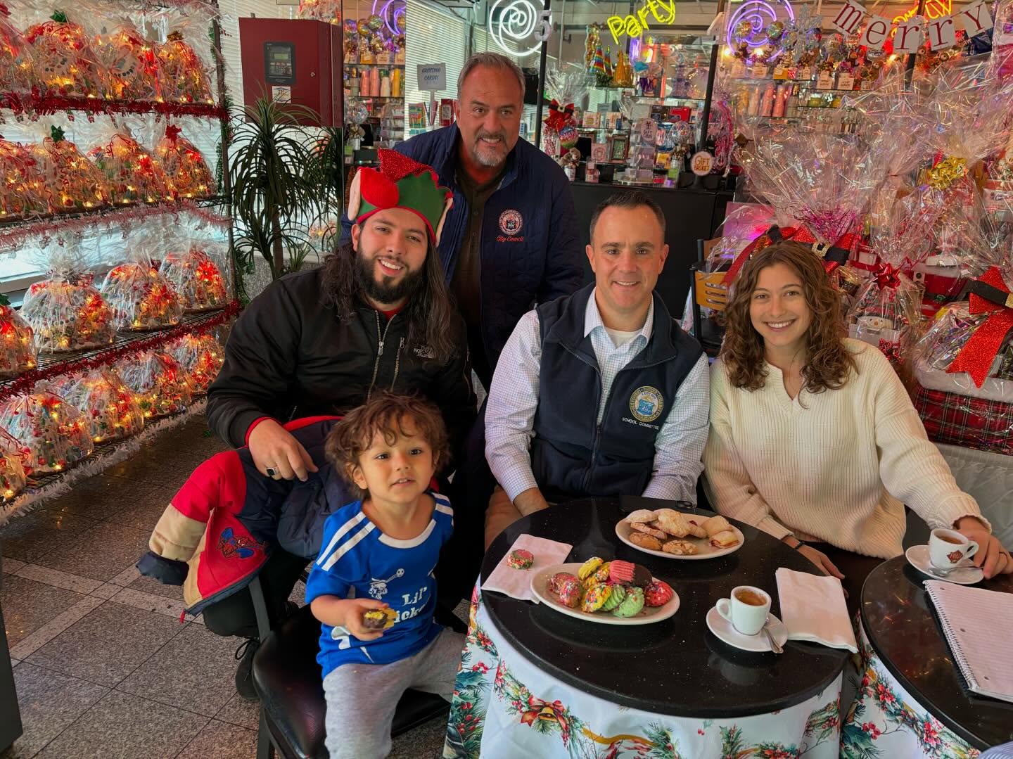 Mensaje bilingüe
ENGLISH
Lucas and I joined Mayor Patrick Keefe on a small business Saturday tour throughout the city. The small guy loves the treats from the small businesses in our city to the detriment of his nap time, BUT worth it because I love how these small businesses keep our local economy vibrant and give our residents jobs!
SPANISH
Lucas y yo nos unimos al alcalde Patrick Keefe en una gira de sábado de pequeñas empresas en toda la ciudad. Al pequeño le encantan las golosinas de las pequeñas empresas de nuestra ciudad en detrimento de su hora de la siesta, PERO valió la pena porque me encanta cómo estas pequeñas empresas mantienen nuestra economía local vibrante y dan trabajo a nuestros residentes.