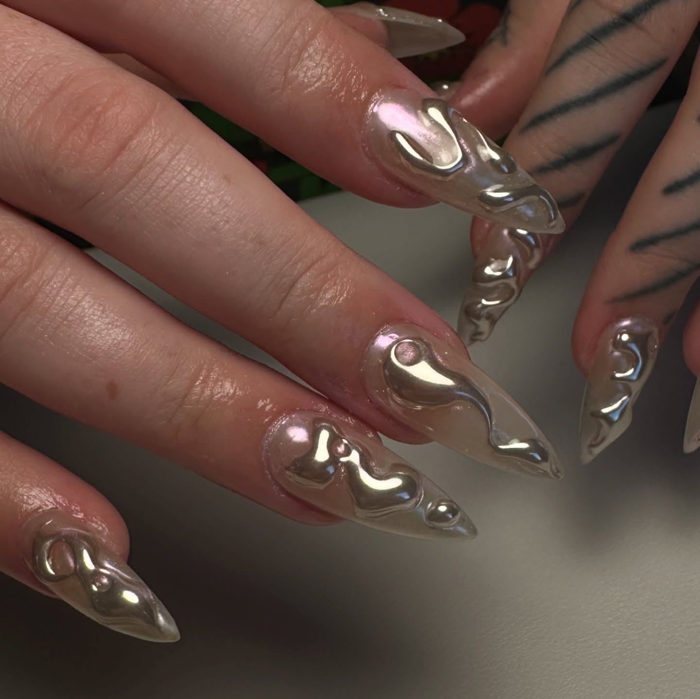 🪩 The silver and iridescent combo 🔥 @coutureclawshawaii
#texturednails #trendingnails #3dnails #apresgelx #hawaiinails #konanails #bigislandnails #konanailsalon #coutureclaws