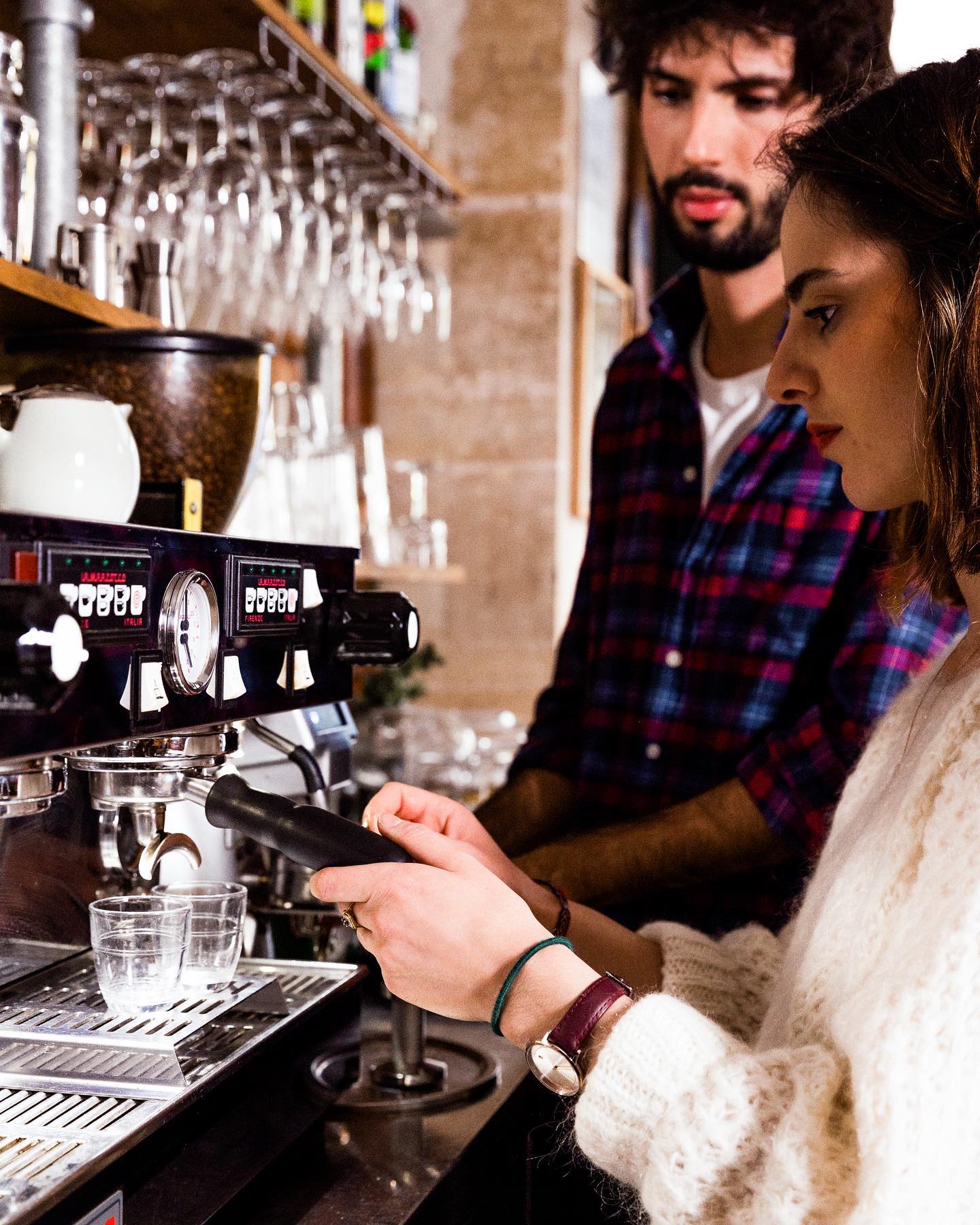 📣 Client•es MOJO : Formez-vous avec Thomas !
Vous êtes un•e de nos client•es café ? En achetant du café avec MOJO ☕️, vous avez aussi accès à des formations barista pour vos équipes, conçues sur-mesure en fonction de vos besoins.
Que vous soyez débutant•e ou expérimenté•e, Thomas vous aide lors de nos sessions à :
• Maîtriser les bases de l’extraction (espresso, filtre…)
• Perfectionner des techniques de barista (latte art…)
• Développer votre carte café
• Entretenir tous vos équipements
• Optimiser le travail en équipe
Le but ? Tirer ensemble le meilleur du café de spécialité.✨
Et si vous n’êtes pas encore client MOJO, il n’est jamais trop tard pour rejoindre le club ! Torréfaction, formation, accompagnement… on est là pour partager notre expertise et notre passion avec vous.
Pour en savoir plus, écrivez-nous à hello@mojocoffeeclub.com ou via nos DM 📩
#formation #bartistaschool #barista #latteart #cafédespécialité #coffeeshop #specialitycoffee #espresso