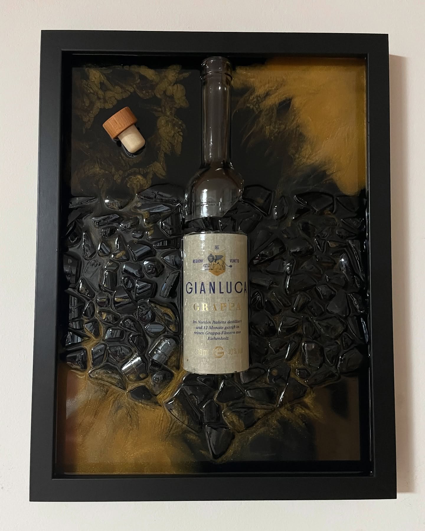 Grappa Flasche im 40x30cm Rahmen mit gelb-goldenen Farbelementen🍾🔨