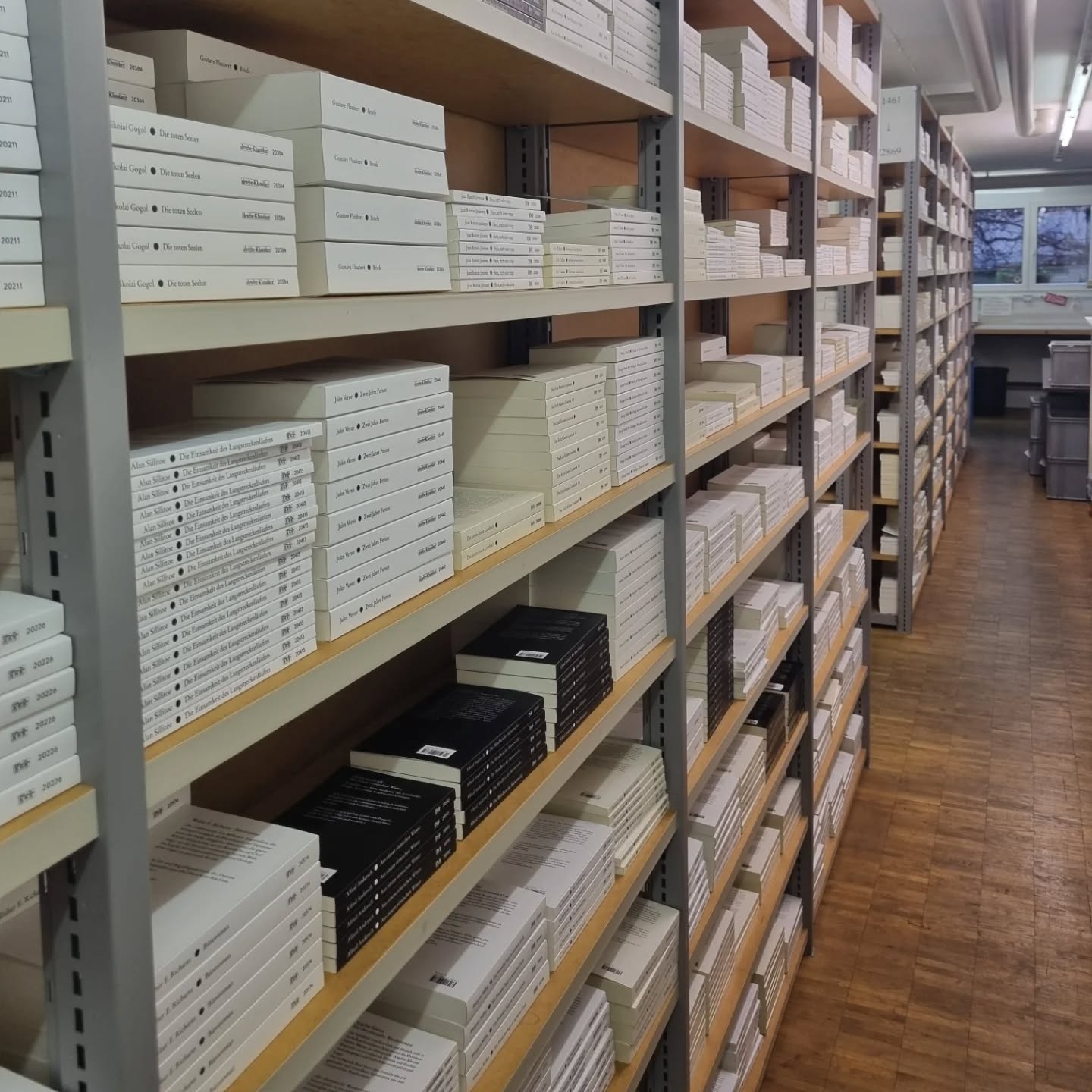 Lauter weiße Bücher. Und in etwas mehr als einem Jahr werde ich dort auch liegen. Auch in weiß, so viel weiß ich jetzt schon. Auch der Titel steht fest. Es ist tatsächlich der, den ich gewählt habe, weil ich ihn mir so gut auf einem weißen Cover vorstellen konnte. Wann das Buch kommen wird, auch das weiß ich jetzt nach meinem Zürichbesuch vor einer Woche. Und ich weiß, dass ich irgendwann die weiße Wand im Buchlager bekritzeln werde. So wie Ingrid Noll, Arjouni und Benedict Wells. Ich weiß nicht, ob ich auch nur im Ansatz so erfolgreich sein werde. Aber ich weiß, dass viele tolle Menschen im Verlag viel dafür tun werden. Vor allem weiß ich, dass ich noch viele weiße Blätter füllen muss...
PS: Gesendet aus dem weißen Laken des Krankenbettes (tödliche Männergrippe).