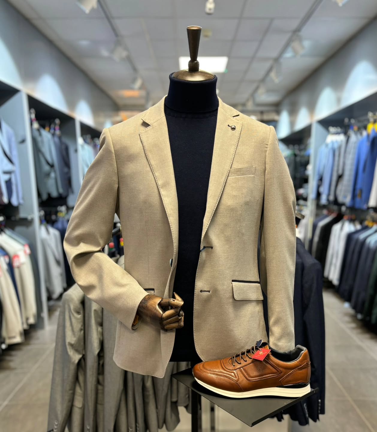 ๐๐ญโ๐ฌ ๐๐จ๐ญ ๐๐ฅ๐ฅ ๐๐ฎ๐ข๐ญ๐ฌ ๐๐ญ ๐๐ข๐ญ๐ฒ๐ฆ๐๐งโฆโฃ
โฃ
This Christmas, discover ๐๐จ๐ฐ๐ ๐๐๐ข๐ฅ๐จ๐ซ๐ข๐ง๐ , the latest addition to our collection of casual and smart casual clothing.โฃ
โฃ
Whether youโre dressing up or keeping it laid-back, ๐๐ข๐ญ๐ฒ๐ฆ๐๐ง has you covered with:โฃ
๐งฅ Knitwearโฃ
๐ Jeans & Chinosโฃ
๐ Shirtingโฃ
๐ Footwear & Accessoriesโฃ
โฃ
๐ Shop in-store at Cityman this festive season and find the perfect outfit or gift ๐
โฃ
๐๐ญ๐ฒ๐ฅ๐ ๐ญ๐ก๐๐ญ ๐ฌ๐ฎ๐ข๐ญ๐ฌ ๐๐ฅ๐ฅ ๐ฆ๐๐งโ๐ฐ๐ฏ๐ญ๐บ ๐ข๐ต ๐๐ข๐ญ๐ฒ๐ฆ๐๐ง.
____________________________โฃโฃโฃโฃโฃโฃโฃโฃโฃโฃโฃโฃโฃโฃโฃโฃโฃโฃโฃโฃโฃโฃโฃโฃโฃโฃโฃโฃ
www.citymanmenswear.com | 028-71263951 | 18 Waterloo Place, BT48 6BUโฃโฃ | Open 7 Days ๐