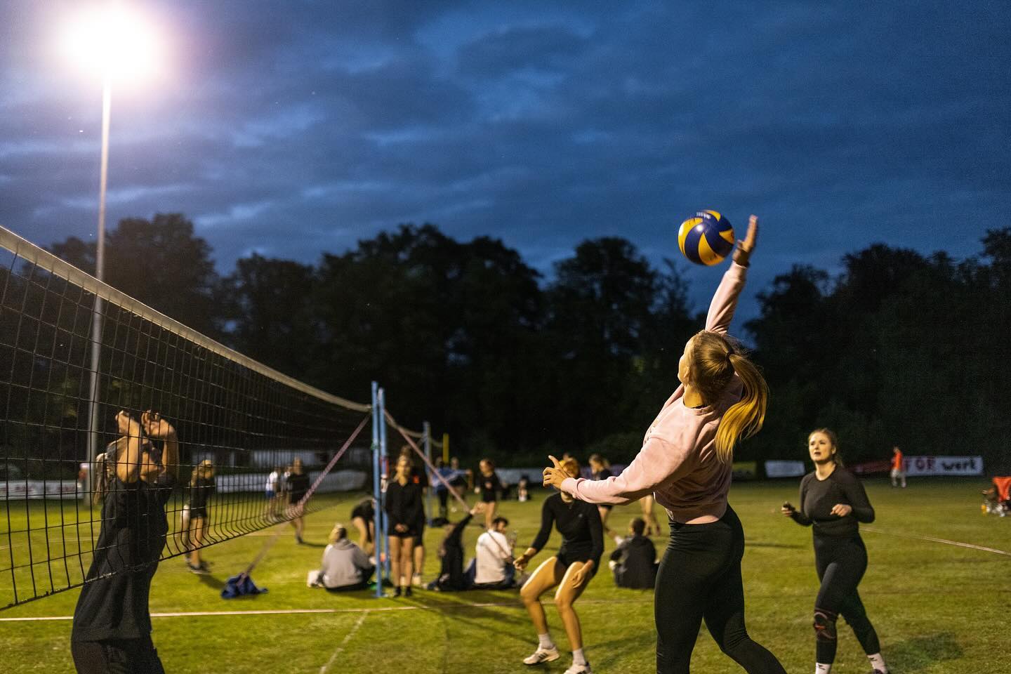 Der ForWerk Nachtpokal ist seit jeher das Highlight am Freitag Abend.
Er beginnt immer gegen 18 Uhr und endet meist nicht vor 2:30 Uhr in der Früh. Das ist sowohl für euch als Teilnehmende, als auch für uns als Organisatoren eine große Herausforderung! Wir unterscheiden bei diesem Turnier in zwei Kategorien (Männer und Frauen), wobei anders als beim Hauptturnier, aber nur 4 Personen ein Team bilden.
Komischerweise entscheiden wir uns aber jährlich dafür, zwei Turniere an einem Wochenende auszurichten. 😁 Ein wichtiger Grund dafür ist neben eurer jährlichen Zustimmung auch unser Partner ForWerk, der nun seit 2019 als Hauptsponsor des Nachtpokals auftritt. Die Firma entwickelt für jedes Jahr ein individuelles Design der Pokale, wodurch die Teams der Platzierungen vom Nachtpokal und Hauptturnier mit ganz persönlichen Schätzen nach Hause gehen können.
Wichtige Infos:
❗️Der Anmeldestart wird voraussichtlich wieder der 1.3.25 sein (nähere Infos dazu folgen noch).
❗️Der Teilnahmebeitrag erhöht sich dieses Jahr um 3€ (also 10€ p. P.).
❗️Die Siegerehrung wird direkt im Anschluss an das Turnier stattfinden - also nach den letzten Spielen. Es sei denn, das Turnier geht zu lange. Darüber informieren wir euch jedoch rechtzeitig vor Ort.
❗️Ihr spielt im System 4 gegen 4, könnt bei der Anmeldung jedoch gerne mehr Personen angeben und somit durch wechseln.
❗️Das Camping ist ab Freitag freigegeben. Genauere Information dazu wird es in einem extra Beitrag geben.
Wichtige Zeiten für den Freitag:
❗️Anmeldebeginn: 17:00 Uhr
❗️Eröffnung: 17:30 Uhr
❗️Spielbeginn: spätestens 18 Uhr