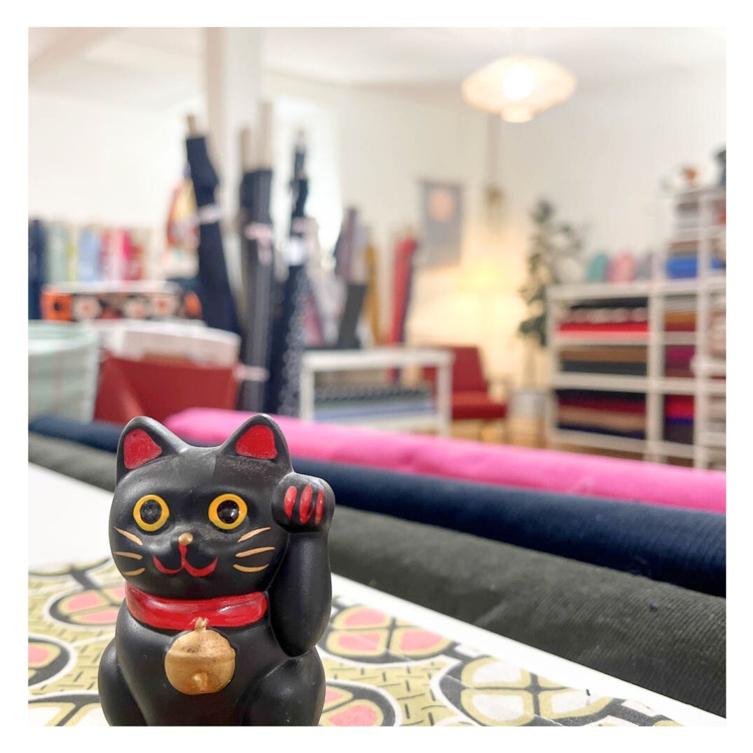 Jetzt gibt es die tollen Weihnachtsneuigkeiten, bevor ich mich in eine kurze Pause bis ins neue Jahr verabschiede. Doch bis dahin gibt es noch einiges zu tun und gerne möchte ich mich noch bei Euch für eure Treue und Unterstützung, besonders für die letzten Monate bedanken. Dafür habe ich mir drei kleine Weihnachts-Specials ausgedacht.
----» Spwiped die Bilder durch und plane deinen nächsten Besuch vor Weihnachten im Atelier, damit du über Weihnachten und Neujahr ausgerüstet bist für deine Nähpläne! Jetzt wirst du sogar auch im neuen Jahr noch beschenkt 😬🥰🐱🧡
**************************
Jetzt noch zu den aktuellen ÖFFNUNGSZEITEN für die nächste Woche! 😊🧵🌲
Fr - 20.12: 12:00 - 19:00 Uhr
Sa - 21.12: 12:00 - 17:30 Uhr
So - 22.12: 12:00 - 17:30 Uhr
Mo - 23.12: 12:00 - 19:00 Uhr
Di - 24.12.2024 bleibt das Atelier geschlossen
Danach bleibt das Atelier bis und mit 14. Januar 2025 geschlossen. Ich freue mich, euch ab dem 15. Januar wieder begrüssen zu dürfen.
**************************
Ich freue mich auf jeden Fall Euch nächste Woche zu sehen und falls es vor Weihnachten nicht mehr klappt, freue ich mich um so mehr aufs neue Jahr. Vielleicht schaffe ich es sogar, euch etwas von meiner Reise zu berichten.
Dafür unbedingt noch für den NEWSLETTER auf der Website anmelden, damit Ihr ausführliche Infos und Beiträge über, und rund um das Atelier nicht verpasst.
Eine Wunderbare Vorweihnachtszeit, erfüllte Weihnachtstage und einen ganz guten Übergang ins neue Jahr wünsche ich euch allen. Von Herzen Danke für diese neue Zeit an der Predigergasse 19.
**************************
Eure Corina * Mia * Mia's Atelier
#Mia #MiasAtelier #AtelierZürich #Stoffladen #Weihnachtsspecials #FestlicheÖffnungszeiten #Weihnachten2024 #HolidayDeals #Weihnachtsangebote #FestlicheSaison #Weihnachtsfreude #ShopLocal #Weihnachtsgeschenke #Feiertagsstimmung #Weihnachtszeit #Öffnungszeiten #Festtagsangebote #XmasSpecials #Weihnachtszauber #Stoffladen #chreis1 #Nähliebe #Nähfreunde #DIY #Fabriclove