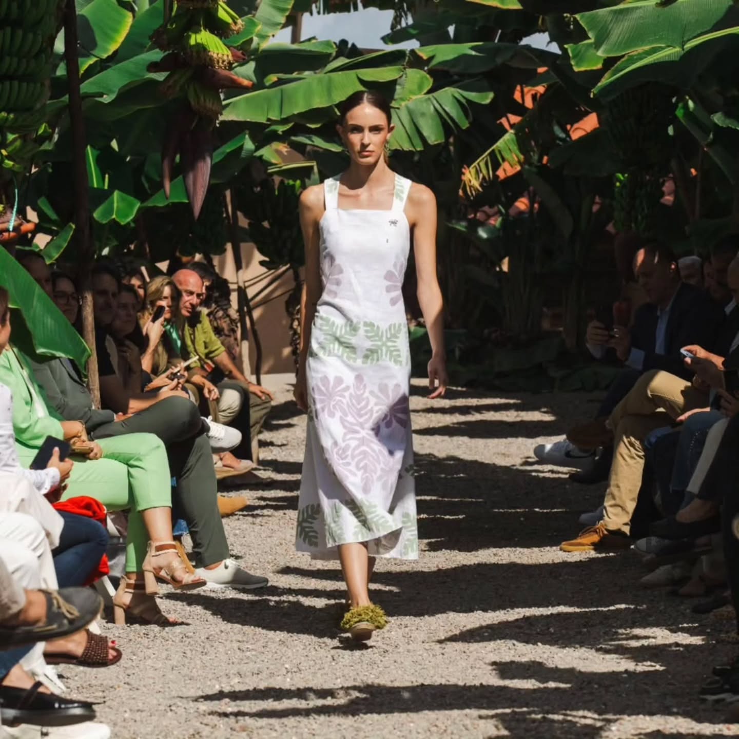 #Repost @proexca
proexca 🧵Un estudio sobre la moda canaria promueve la internacionalización de esta industria🧵 Canarias Slow Fashion, concepto desarrollado por @gobcanarias presenta Estudio sobre la Sostenibilidad y Circularidad de la Moda en Canarias 2024, desarrollado por Agile Seller que ofrece un análisis del sector en aras de la internacionalización y crecimiento exterior de esta industria. El viceconsejero de Presidencia y presidente de Proexca @alfonsocabello ha señalado que ayuda al impulso del sector de cara a la diversificación económica. “Este estudio subraya el talento de nuestros diseñadores y proporciona una hoja de ruta para seguir avanzando en la producción y venta en el exterior”, ha apuntado. Además, la sostenibilidad como factor clave es una de las prioridades. La moda sostenible no es solo tendencia, sino necesidad en un mundo que exige responsabilidad social y ambiental. Este estudio se centra en apoyar a los diseñadores y marcas en su transición hacia las normativas europeas, promoviendo su acceso a mercados internacionales. Este análisis permite conocer las fortalezas y posicionar el concepto Slow Fashion Canarias en el mercado global como ventaja competitiva. El estudio ofrece una visión de cómo los diseñadores están abordando la sostenibilidad. Aunque hay un fuerte compromiso con el ecodiseño, la trazabilidad y la circularidad siguen siendo un reto. Solo el 50% de las marcas muestran nivel adecuado de trazabilidad para lo que recomiendan herramientas como el Pasaporte Digital de Producto, que garantiza la transparencia en su cadena de suministro. La trazabilidad sigue siendo asignatura pendiente, para lo que proponen modelos como reventa, alquiler o programas de devolución. A pesar de estos desafíos, el informe resalta que más del 70% de las marcas están comprometidas y su convencimiento de que el ecodiseño y los materiales tradicionales son la clave para la venta en el exterior. Estos rasgos ayudarán al posicionamiento internacional de estas empresas ya que para competir en el mercado global son necesarios estándares de calidad exigentes. Noticia completa en la 🖥️ GobCan #ModaCanaria #Internacionalización #PromociónExterior @nereagmu