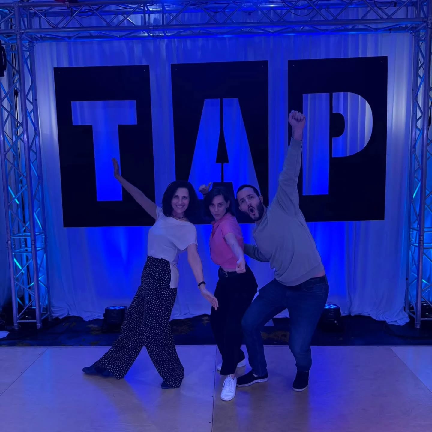 « Where are you from? - Belgium. - Oh, is that in Germany? »
A typical conversation while dancing in California.
But now Brussels is on the map. Our small group of 3 (4 at The Open) brought home 5 finals and 2 trophies.
At The (US) Open: Andreia&Anna - Nov/Inter Strictly final. Hassan - Nov/Inter Strictly Final. Hassan - Intermediate J’nJ final
At TAP: Anna 2nd place in Masters J’nJ. Andreia - 1st place in Advanced J’nJ!!!!