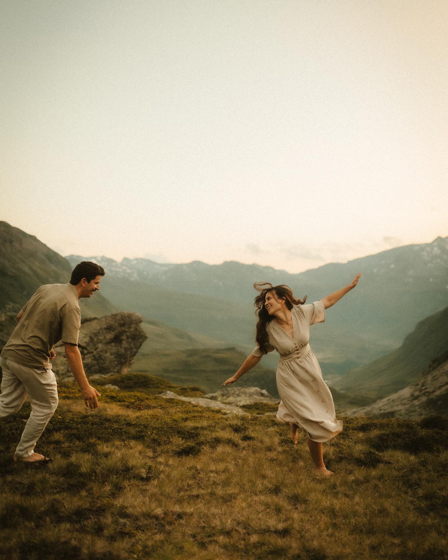 MOUNTAIN ADVENTURE JESSICA & GIAN ✨
Endlich kann ich euch die Ergebnisse von dieser unglaublichen Adventure Session zeigen.🥹
Ich liebe diese Bilder so sehr und bin gespannt wie ihr sie findet. Aber was ist eigentlich eine Adventure-Session?
Dies ist mein Angebot für alle Paare die mehr wollen als ein normales Fotoshooting. Für all jene, die eben ein richtiges Adventure suchen. Wir fahren zusammen an eine wunderschöne Location, wie eben zum Beispiel in die Berge. Ich bringe ein Picknick mit und wir geniessen erst einmal die Zeit in der Natur, kommen in Ruhe an, lernen uns kennen und bekommen ein Gefühl füreinander. Erst dann starten wir bei schönstem Abendlicht mit dem fotografieren. Wir haben die schönste Location und ganz viel Zeit.
Beim Fotoshooting mit Jessica & Gian erlebte ich eine so magische Stimmung. Die beiden war so entspannnt (nein, sie hatten noch keine Kameraerfahrung 😉) und sie waren total beieinander. ✨
Diese Art von Coupleshooting ist perfekt um mal wieder richtig quality time zu haben & zwar ohne Handy oder andere Ablenkung. Just the two of you & the mountains (und ja natürlich ich, das fünfte Rad am Wagen 😅)
Es ist ein herunterfahren, sich mal wieder richtig bewusst ansehen & ich kann euch versichern, ihr werdet euch wieder neu ineinander verlieben. ✨
Könnt ihr euch diese Art von Fotoshooting vorstellen? 🫶🏻