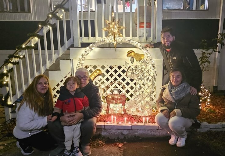 BILINGUAL MESSAGE
SPANISH
Cuando se acerca el solsticio de invierno y la oscuridad se alarga, los colombianos y los colombo-americanos celebran la víspera de la inmaculada concepción. Una hazaña imposible, un día de luz entre la oscuridad envolvente del invierno. Esta es la primera vez desde el nacimiento de Lucas que Crystal pasa en casa, después de haber pasado las dos primeras Navidades de nuestro hijo en el hospital. Sus 2 hospitalizaciones siempre han sucedido a principios de diciembre. Siempre he guardado “El Día de Las Velitas” como un día de inmensa esperanza y sanación para mi propia familia. Celebramos juntos y, por primera vez desde el nacimiento de Lucas, nevó, lo que considero una bendición. Para aquellos que luchan con condiciones mentales y psiquiátricas empeoradas por el post-parto, la temporada de fiestas, el frío, y la oscuridad , sepan que Crystal, Lucas y yo hicimos una oración por ustedes. Por su recuperación, por su paz, por su bienestar, por su “velita” en la larga noche. Usted no está solo y siempre puede contar con nosotros. Feliz Navidad 🎄🎁 🎅🏽
ENGLISH
As the winter solstice arrives and darkness grows longer, Colombians and Colombian-Americans celebrate the eve of immaculate conception. An impossible feat, a day of light amongst the all encompassing darkness of the winter. This is the first one since Lucas’ birth Crystal has spent at home, having spent his first two Christmases at the hospital. Her hospitalizations have always occurred at the beginning of December. I’ve always kept “El Dia de Las Velitas” (day of the small candle) like a day of immense hope and healing for my own family. Yesterday, we celebrated together for the first time since Lucas’ birth, it snowed which I find to be such blessing. For those who struggle with mental and psychiatric conditions made worse by the post-partum, holiday season, the cold and the darkness, know that today Crystal, Lucas, and I said a prayer for you. For your recovery, for your peace, for your well being, for your “velita” in the long night. You are not alone and you can always count on us. Merry Christmas 🎄🎁 🎅🏽
