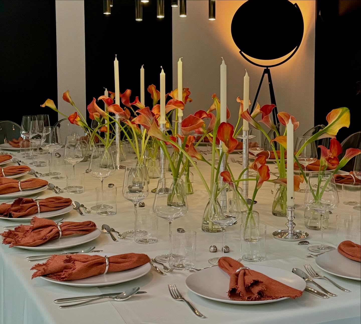 a modern set up for a Friendsgiving dinner! #latepost #callalily #tablesetting