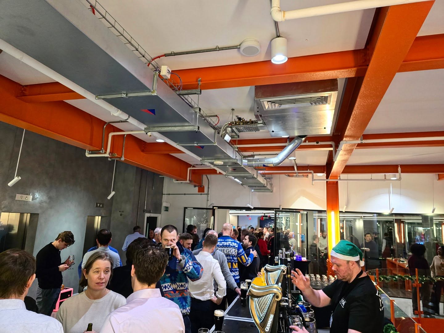 Christmas Season is in full flow - looks like we'll be working right through!
www.flightcasebars.com
#alfredtheguinnessbar #guinness #flightcasebars #draughtbeeranywhere #london #manchester #unitedkingdom #beer #christmas #pints #cocktails