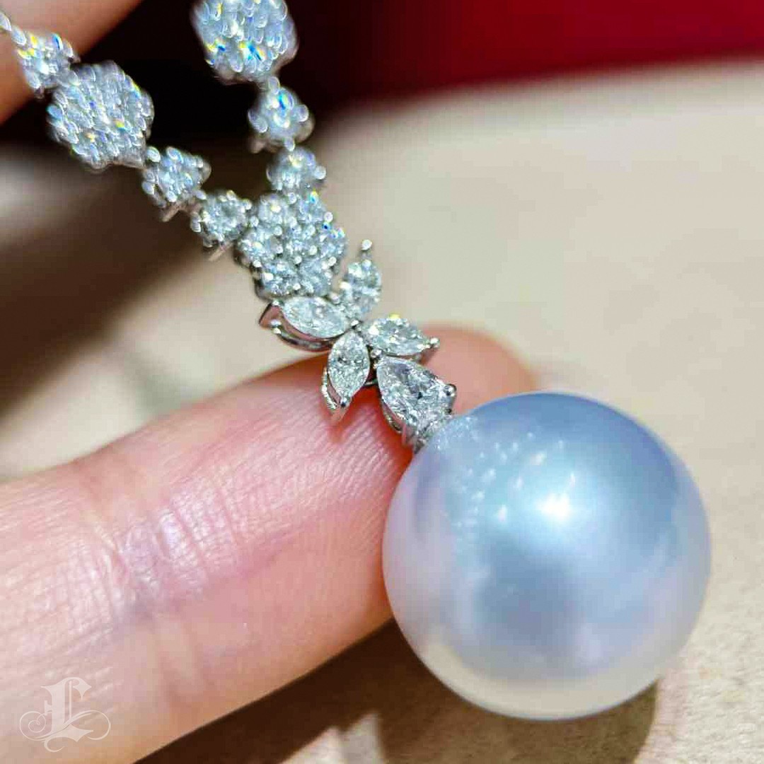 This refined pendant features a perfectly round South Sea pearl with a rare cool-toned aurora luster. The pearl is elegantly suspended from a diamond-encrusted design that adds a touch of regal sophistication. Perfect for formal occasions or as a statement of timeless elegance, this pendant captures the essence of luxury and grace.
#southseapearljewelry #southseapearlpendants