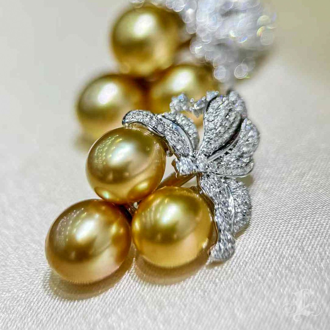 These delightful earrings showcase a charming grape cluster design, featuring lustrous Aurora South Sea golden pearls in a rich, warm hue. The pearls, celebrated for their exceptional sheen and smooth surface, are artfully arranged beneath dazzling diamond-encrusted leaves, adding a touch of sparkle and elegance. This playful yet sophisticated design makes them perfect for special occasions or adding a unique flair to your everyday look. Crafted with meticulous attention to detail, these earrings beautifully combine nature-inspired artistry with timeless luxury.
#goldensouthseapearlearrings #goldensouthseapearljewelry