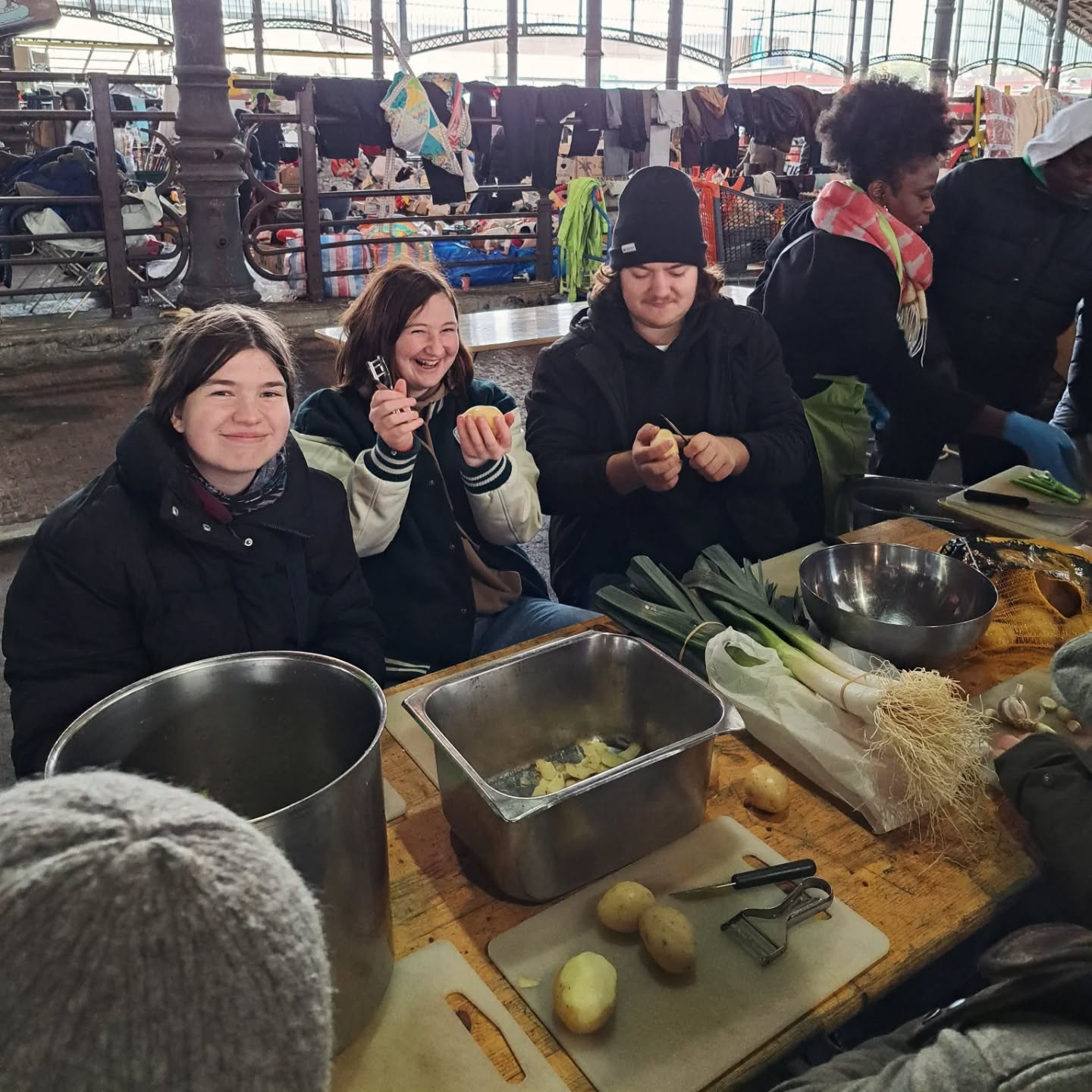 Een tijdje geleden trokken onze leerlingen van 6 Bao B naar Brussel voor een unieke ervaring bij de Kookmet-workshop van Cultureghem. ๐๐ณ
In het hart van de multiculturele omgeving van de Abattoir gingen ze samen met anderen inkopen doen op de markt. Daarna gingen ze aan de slag om een heerlijke, duurzame en seizoensgebonden maaltijd te bereiden. ๐ฉโ๐ณ๐จโ๐ณ
Het hoogtepunt? Samen aanschuiven aan de lange tafel om te genieten van al dat lekkers dat ze zelf hebben klaargemaakt. ๐ฅ๐๐
#cultureghem #kookmet #samenkoken #duurzaamheid #saiaalst #sai #sintaugustinusinstituut