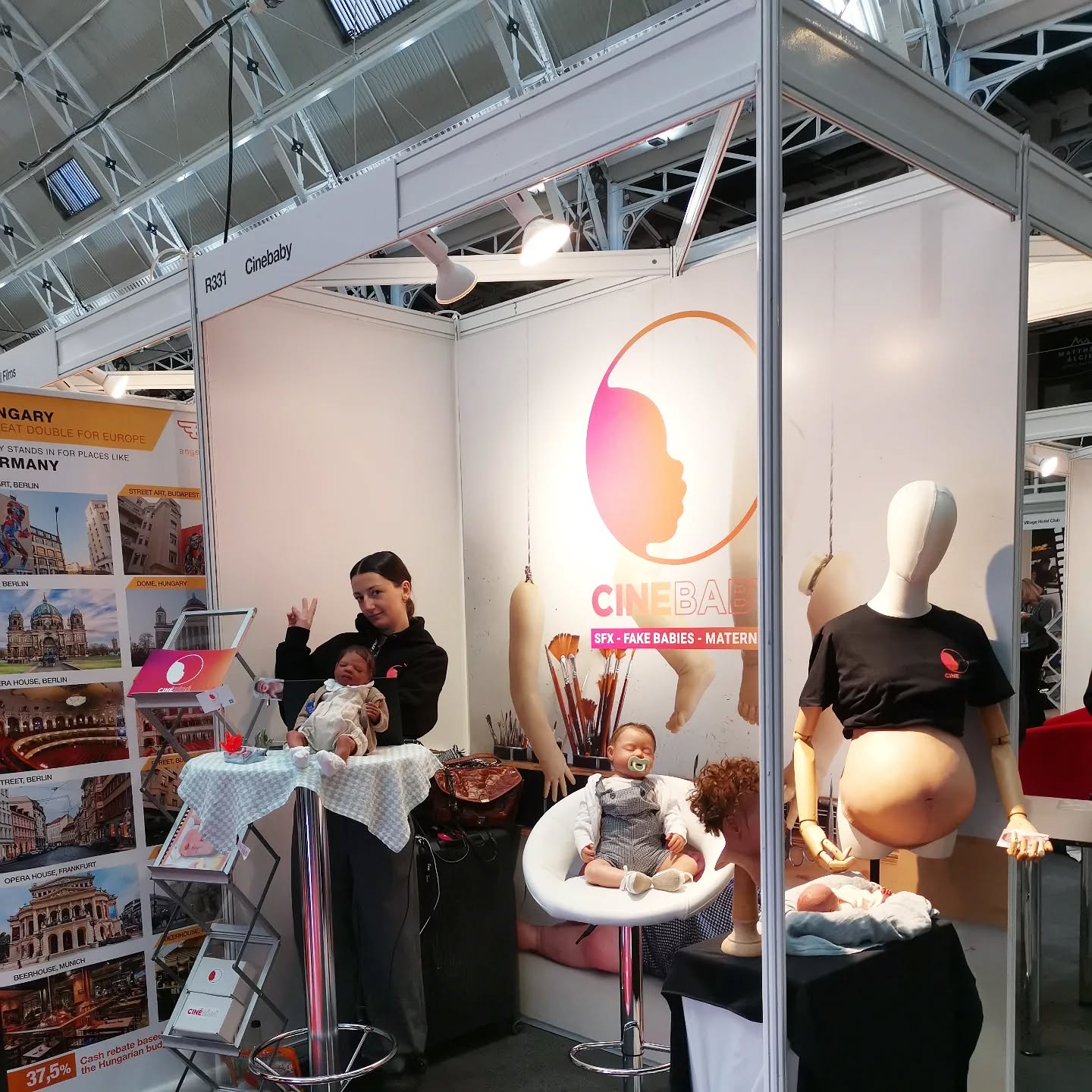 And that's a wrap for our first @focus.londonshow meet the makers 🥳
Back in Paris today after two incredibly rewarding days at the FOCUS.
🙃We’ve lost count of the fascinating people we met, the deeply enriching conversations we had, and the kind words we received about our babies...
It was our first time exhibiting at the Focus, and it definitely won’t be the last!
We can wholeheartedly recommend this event—the warm welcome we received and the flawless organisation will certainly bring us back.
🙏🙏A huge thank you to the Focus team and to Joanne for these two wonderful days with you—and for giving us the best spot we could have hoped for!
See you next year—our babies are already ready 👶
@filmfrancecnc
@filmcommissions
@british_film_designers_guild
@wearecreativeuk
@film_london
@gio_cecconi
@ealingstudios
@kaysprodmanual
#cinebaby #focusshow #focuslondon #london #sfx #cinema #fakebaby #props #siliconebaby