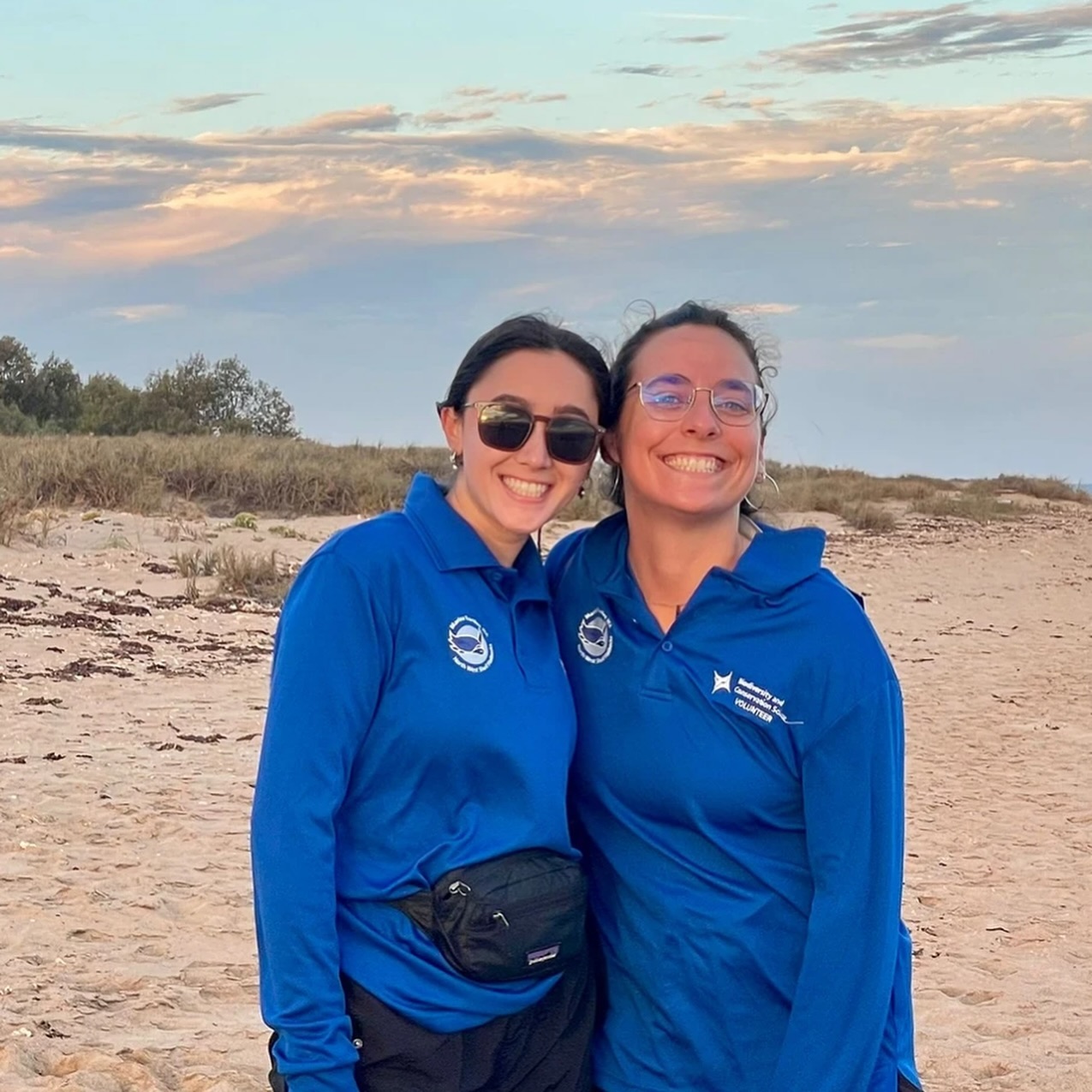 ¡Hola a todos! 😊 I’m Elena, I’m pursuing a Ph.D. in Biodiversity at the Institut de Ciències del Mar (Barcelona, Spain), where I study various aspects of the ecology of swordfish, blue, and mako sharks. This year, I got a scholarship from the Spanish Ministry of Science to visit a lab of my choice for three months, anywhere in the world! I’ve been wanting to come to Australia for a while, especially to the West Coast after hearing wonderful things about the landscapes and wildlife.
Although my background is mainly in trophic ecology, I’m also interested in movement ecology, so when I found out about the PEAC LAB I thought it was the perfect fit. During these three months, I’ve been exploring the world of diving behavior and learning how to analyse vertical profiles obtained from satellite tags. I also had the opportunity to do some fieldwork in the astonishing Ningaloo reef, where I worked on a ghost crab predation experiment together with Eva and Dani from the Western Australian Government Department of Biodiversity, Conservation, and Attractions (DBCA). While being up North, I was offered to fly to Thevenard Island to help in the monitoring and tagging of flatback turtles for the DBCA’s Northwest Shelf Flatback Turtle Conservation Program, and I couldn’t say no to that! 🐢🐢🐢
I’m really thankful to everyone in the lab for hosting me, and especially to Adrian for giving me this great opportunity. I got to learn new data analysis methodologies and go to the field, but also to work with a wonderful team of researchers, explore Western Australia, and get a taste of the Aussie life! I’m heading back to Spain with my batteries charged to finish my last year of Ph.D. and hopefully coming back soon! 🦈🦈🦈