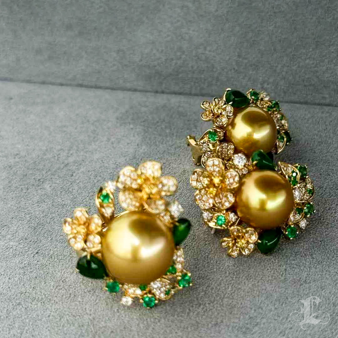 This magnificent ring is a pinnacle of luxury and artistry, featuring a luminous Aurora Golden South Sea pearl as its centerpiece. The pearl's exquisite golden hue is beautifully complemented by a meticulously crafted arrangement of vivid green jadeite, emeralds, and glittering diamonds. Intricate floral and leaf motifs surround the pearl, set in abundant gold, creating a harmonious blend of nature-inspired elegance and unparalleled sophistication. Perfect for grand occasions or as a cherished heirloom, this ring embodies timeless beauty and exceptional craftsmanship, making it an accurate statement of luxury and refinement.
#southseapearljewelryset #goldensouthseapearlearrings #southseapearlpendants #jadeiteearrings #jadeitependant