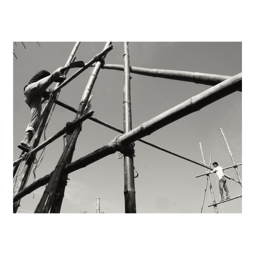 Je pars rencontrer celles et ceux qui construisent de nouvelles façons d'habiter le monde.
Ce sont des bâtisseur.se.s, concepteur.trice.s ou habitant.e.s. Ils et elles me partagent leurs expériences, visions et aspirations. Et moi, sur mon vélo, par une posture hybride de cyclo-baroudeuse-archi-photographe je m'attarde à dresser le portrait en pointillé d’une architecture singulière et sensible.
Je souhaite donner la parole aux constructions, à ceux qui les bâtissent et à ceux qui les habitent.