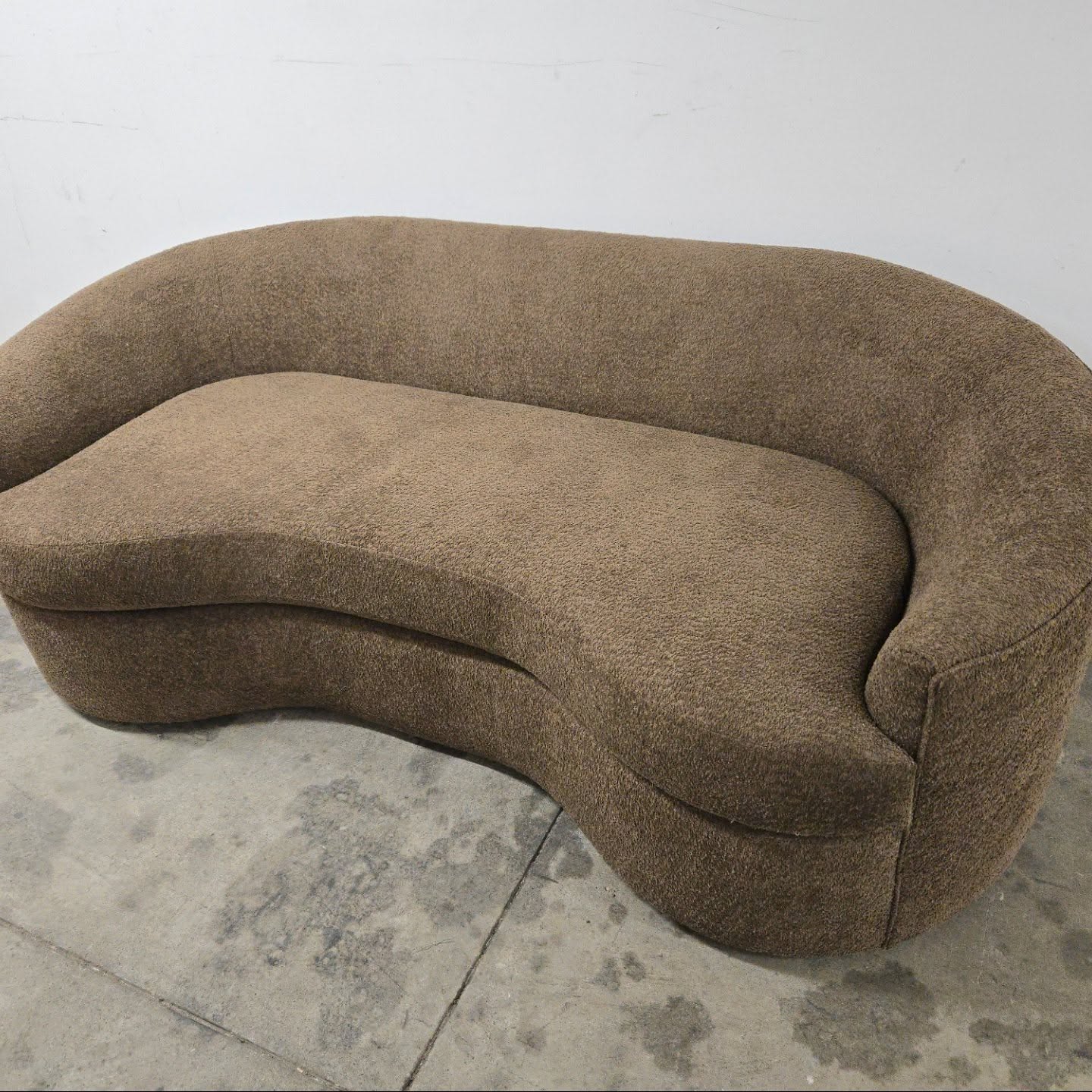 POV: instead of you hugging your teddy bear, your teddy bear can hug you 🐻
That's what it feels like to curl up in the corner of this curvy little loveseat covered in a fuzzy brown boucle and it's amazing.
.
.
.
#custommade #customfurnituredesign #customfurniture #customsofa #customupholstery #nyinteriordesign #nyinteriordesigner #philadelphiainteriordesigner #phillyinteriordesign #bucksinteriordesign #interiordesign #interiordesign
