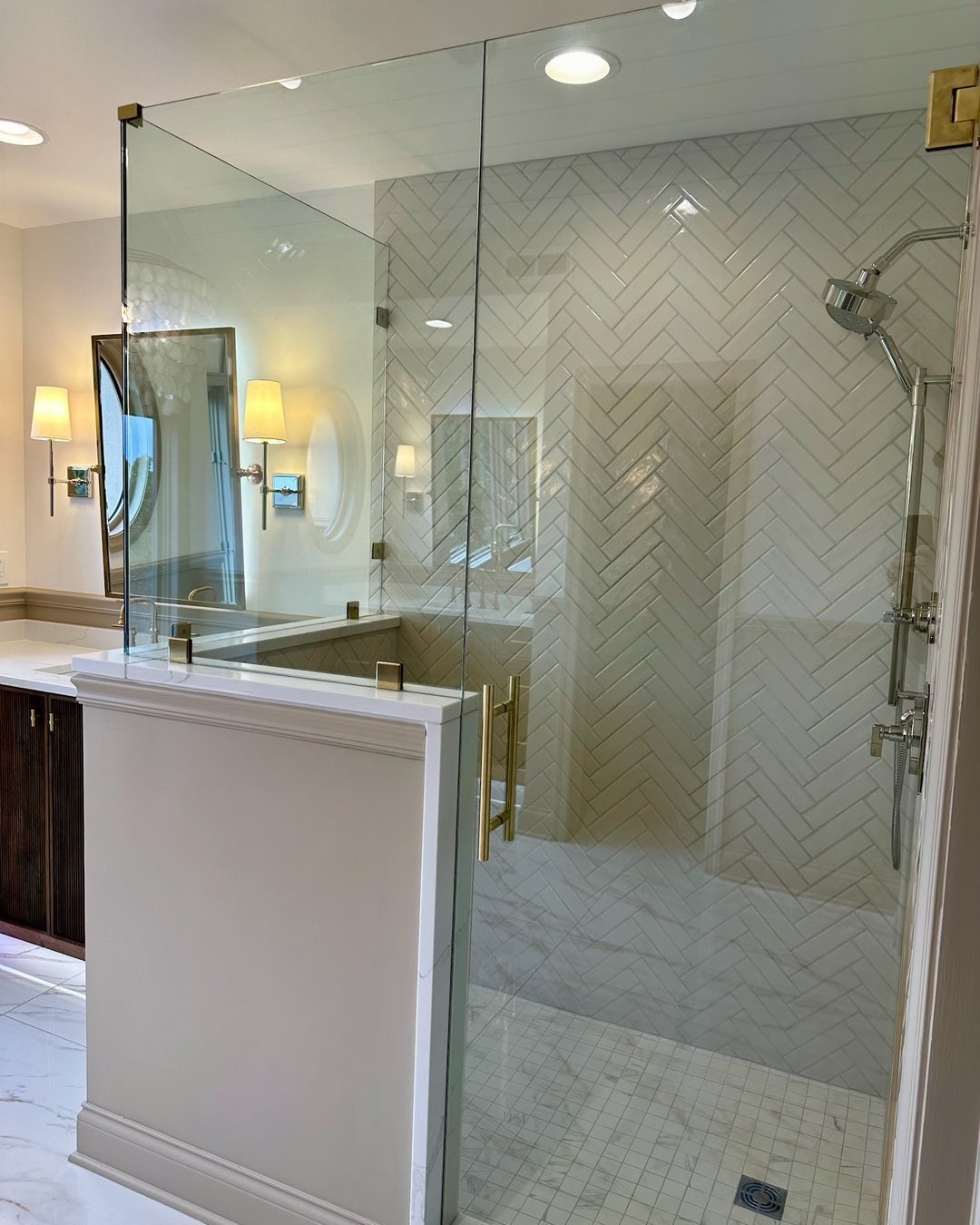 A little mix of silver and gold for the holidays and all year long in this bathroom.
#mixedmetals #mixedmetalbathroomdesign #traditionalbathroom #marylandinteriordesigner #hillhousedeignmd #classicwithatwist