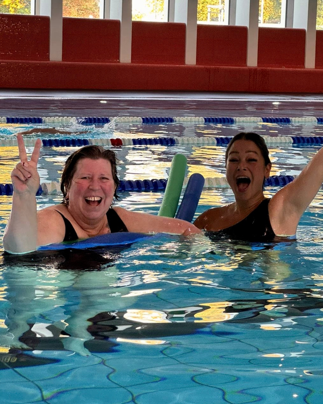 Auch im Winter darf die Bewegung im Wasser nicht fehlen. ☺️ 🏊♀️ 🌊
Schwimmen ist weit mehr als nur eine sportliche Aktivität – es kann auch ein wichtiger Bestandteil der therapeutischen Behandlung sein. Therapeutisches Schwimmen bietet nicht nur körperliche Fitness, sondern fördert auch die geistige und emotionale Gesundheit.
Für Menschen mit körperlichen Einschränkungen oder chronischen Schmerzen ist das Wasser ein ideales Medium. Die Schwerelosigkeit im Wasser entlastet Gelenke und Muskeln, ermöglicht eine sanfte Bewegung und hilft, die Mobilität zu verbessern.
Wir danken Fania Gräßner von Ergotherapie Hamburg Mitte. 💛
#hausfürmorgen #therapeutischesschwimmen #supporthfm