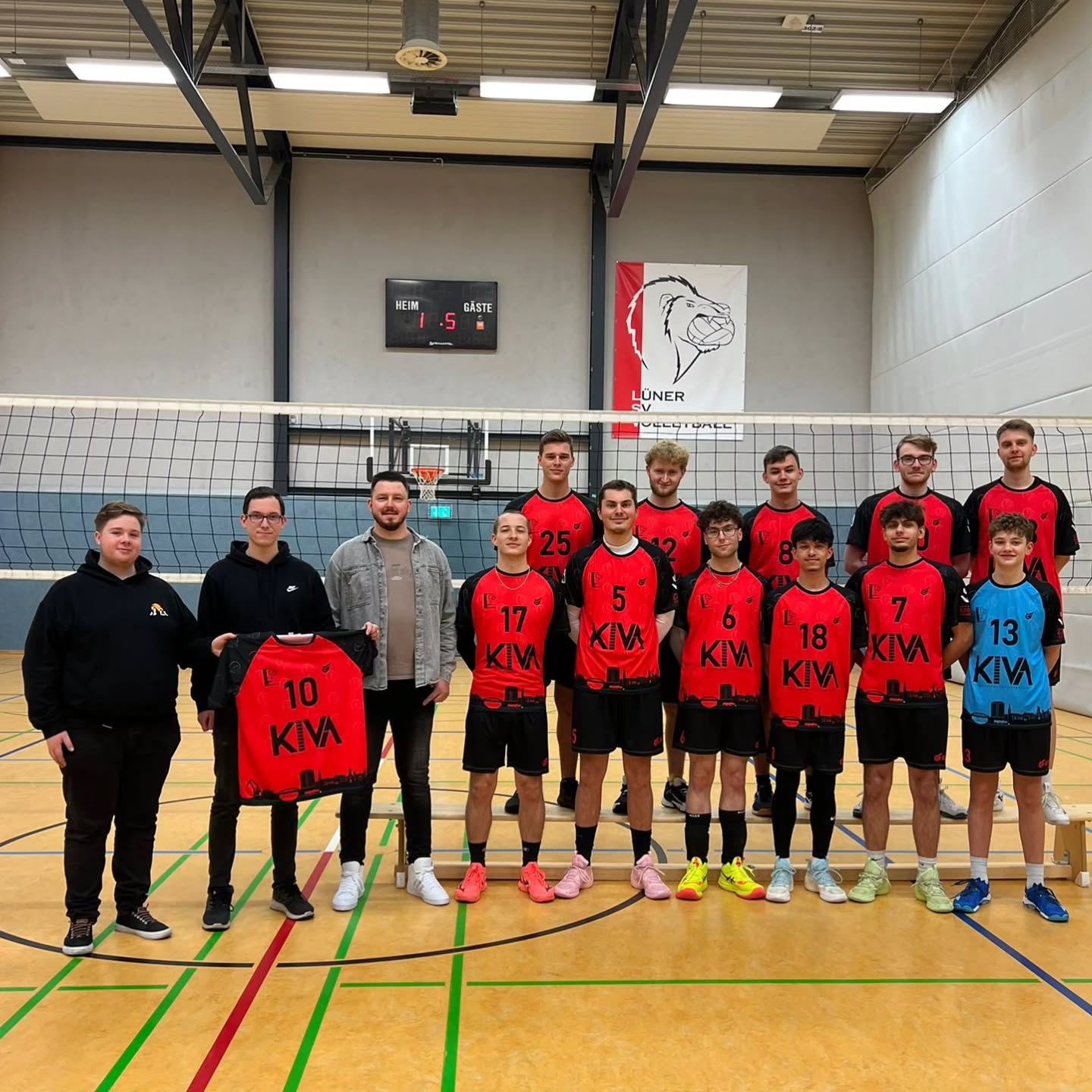 🏐 Neue Trikots für die 1. Herren-Volleyballmannschaft des Lüner Sportvereins! 🏐
Gestern hatten wir von KIVA Veranstaltungstechnik die große Freude, die neuen Trikots der 1. Herren-Volleyballmannschaft des Lüner Sportvereins (@lsv_volleyball) für die Saison 2024/2025 zu übergeben. 🔥💪
Mit unserem Logo auf der Brust sind wir stolz darauf, die Mannschaft in der kommenden Saison unterstützen zu dürfen.
Ein besonderes Highlight: Der Verein präsentiert mit den neuen Trikots auch die Initiative „Gemeinsam gegen Gewalt“, die wir als starkes und wichtiges Statement sehr begrüßen. 💜
Wir wünschen dem Team viel Erfolg auf dem Spielfeld und eine großartige Saison – wir stehen hinter euch! 🙌✨
#Trikotübergabe #KIVA #Volleyball #GemeinsamGegenGewalt #LünenSportverein #Veranstaltungstechnik #Teamspirit #FairPlay