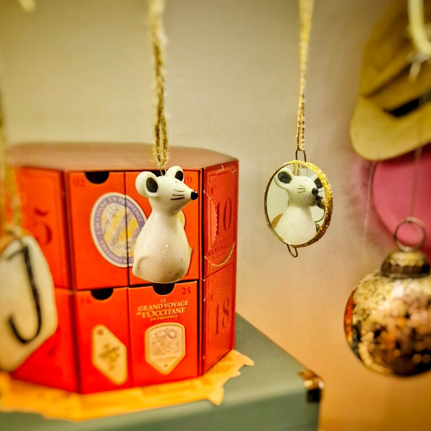 The Christmas twig is up!
Love this little mouse💕
Feeling very festive all of a sudden x