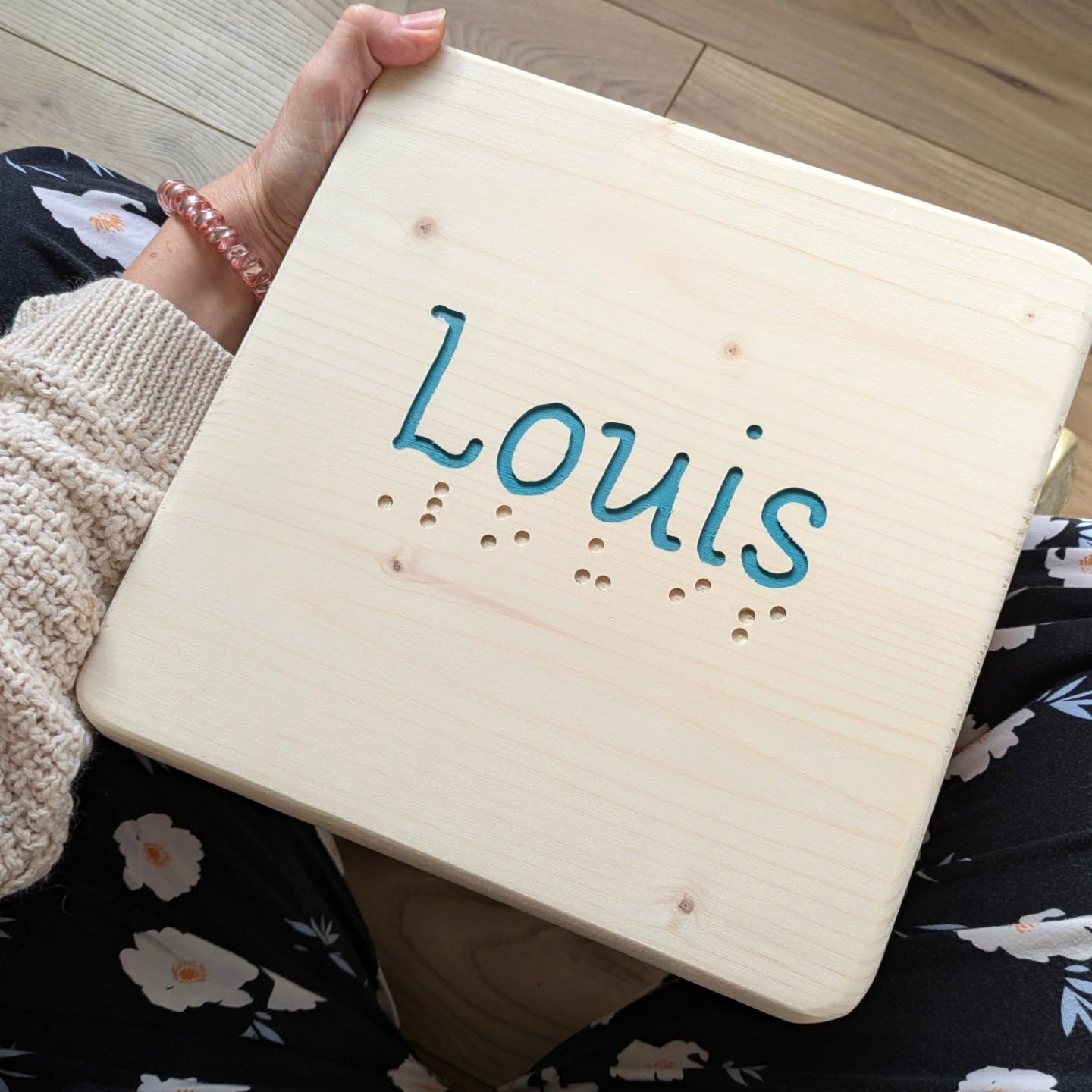 Une jolie demande de la part d'une cliente qui nous a beaucoup touché !
Le prénom de Louis est gravé en braille pour son fils qui est non voyant 💕
Quand il va apprendre le braille, il pourra lui aussi lire son prénom sur son tabouret 💗
Profites en bien Louis !
#lestabouretsdandrea #tabouret #enfant #ideecadeau #gravure #braille #inclusion #wood #bois