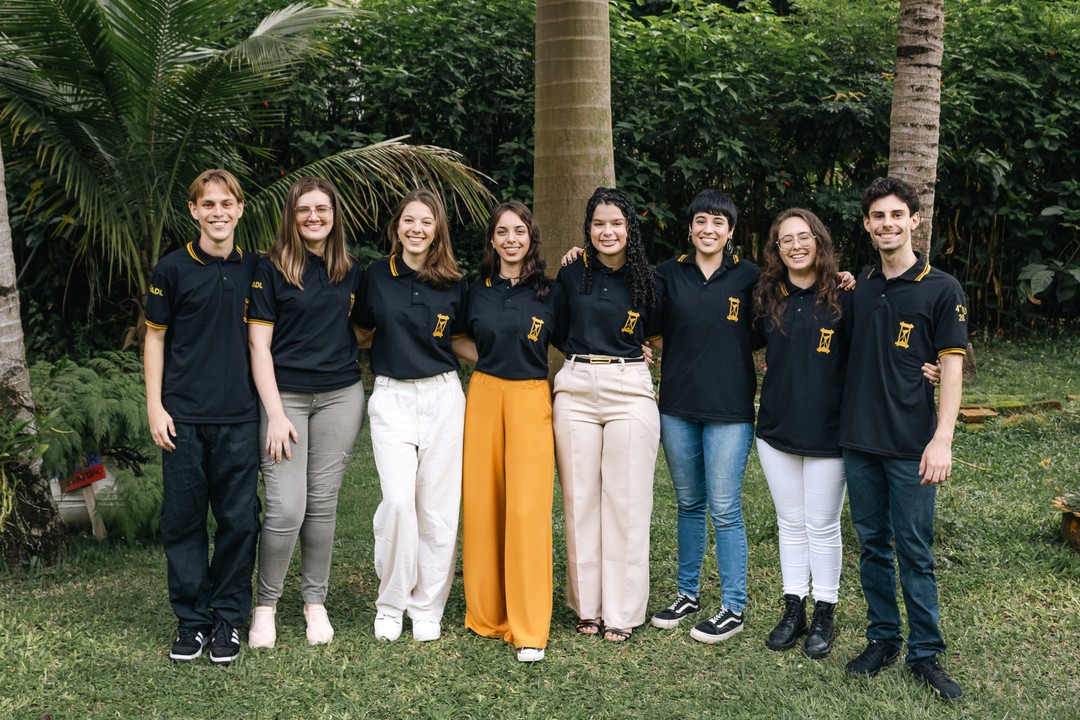 No último sábado, dia 14, a ADL realizou o ato de certificação dos e das estudantes dos cursos de Liderança Comunitária, Educação Social e Música. O evento marcou o encerramento de mais um ciclo de aprendizado e dedicação, com momentos de celebração, homenagens e reflexão.
A celebração foi conduzida pelo pastor e diretor da ADL, Emerson Lauvrs, pela pastora Vice-Sinodal, Iraci Wutke, e pelo pastor Evandro Elias, que trouxeram palavras de inspiração e agradecimento a Deus.
A turma escolheu a ampulheta como símbolo desta etapa, representando a importância de valorizar e refletir sobre o tempo que vivemos e construímos juntos. ⏳
Confira os e as concludentes deste ano:
🎓 Adriel Zambrano Hottz – Educação Social, Música | Trujillo, La Libertad/Peru
🎓 Ana Beatriz de Paranhos Assunção – Liderança Comunitária, Educação Social | Itaguaçu/ES
🎓 Bianca Cristina Moreira – Liderança Comunitária, Educação Social e Música | Laranja da Terra/ES
🎓 Isabella Kuster Schultz – Educação Social | Vila Velha/ES
🎓 Julia Aline Stolfi – Liderança Comunitária | Benedito Novo/SC
🎓 Paulo Ricardo Ramalho Fehlberg Pereira – Educação Social e Música | Itaguaçu/ES
🎓 Rayane Berger – Liderança Comunitária e Música | Santa Maria de Jetibá/ES
🎓 Vitor Kruger Pereira – Liderança Comunitária, Educação Social | Baixo Guandú/ES
🎓 Welder Henrique Gastrow – Optativas de Música | Itarana/ES
Parabéns aos estudantes por sua dedicação e compromisso com uma sociedade mais humana! 💛✨