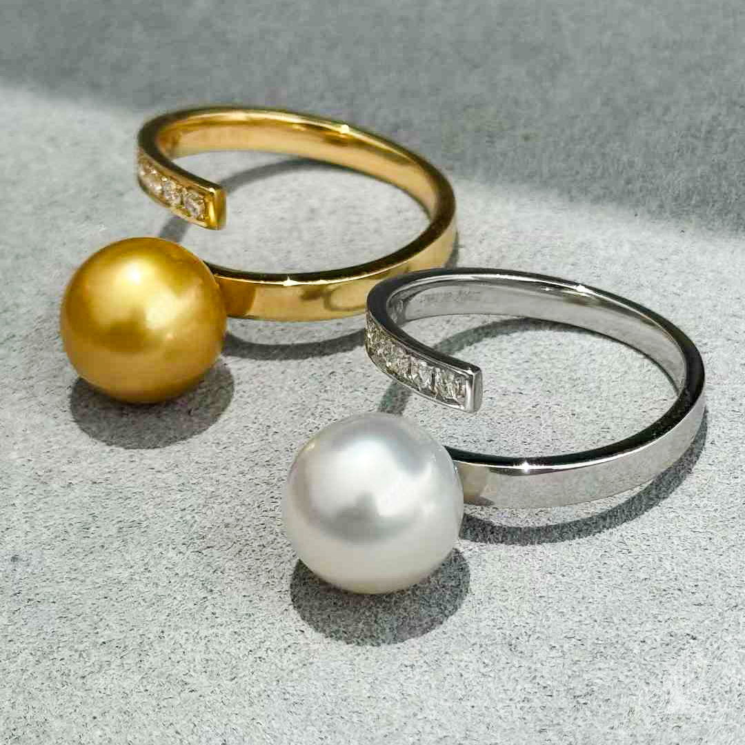 These classic yet contemporary rings embody the essence of minimalist elegance. Featuring radiant Aurora South Sea pearls, they come in two luxurious options: a rich golden pearl set on a gleaming 18K yellow gold band or a luminous white pearl paired with a sleek 18K white gold band. The open-ring design is adorned with a row of brilliant diamonds, adding a subtle sparkle to the refined silhouette. Perfect for any occasion, these rings are versatile enough to complement both formal and everyday looks. Choose the golden hue for a warm, opulent feel or the white pearl for a timeless, sophisticated touch.
#southseapearljewelry #southseapearlring