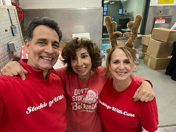 This week is Projects With Care’s 33rd Christmas drive. The generosity I witness as New Yorkers drop off gifts for the 2500 kids we’ve taken on this year always moves me so deeply. If anyone’s lost their faith in humanity, come spend a few hours with us and you will find it again!
@projectswithcare
@bob.quintana.7
@rosalie.joseph
@flexie003