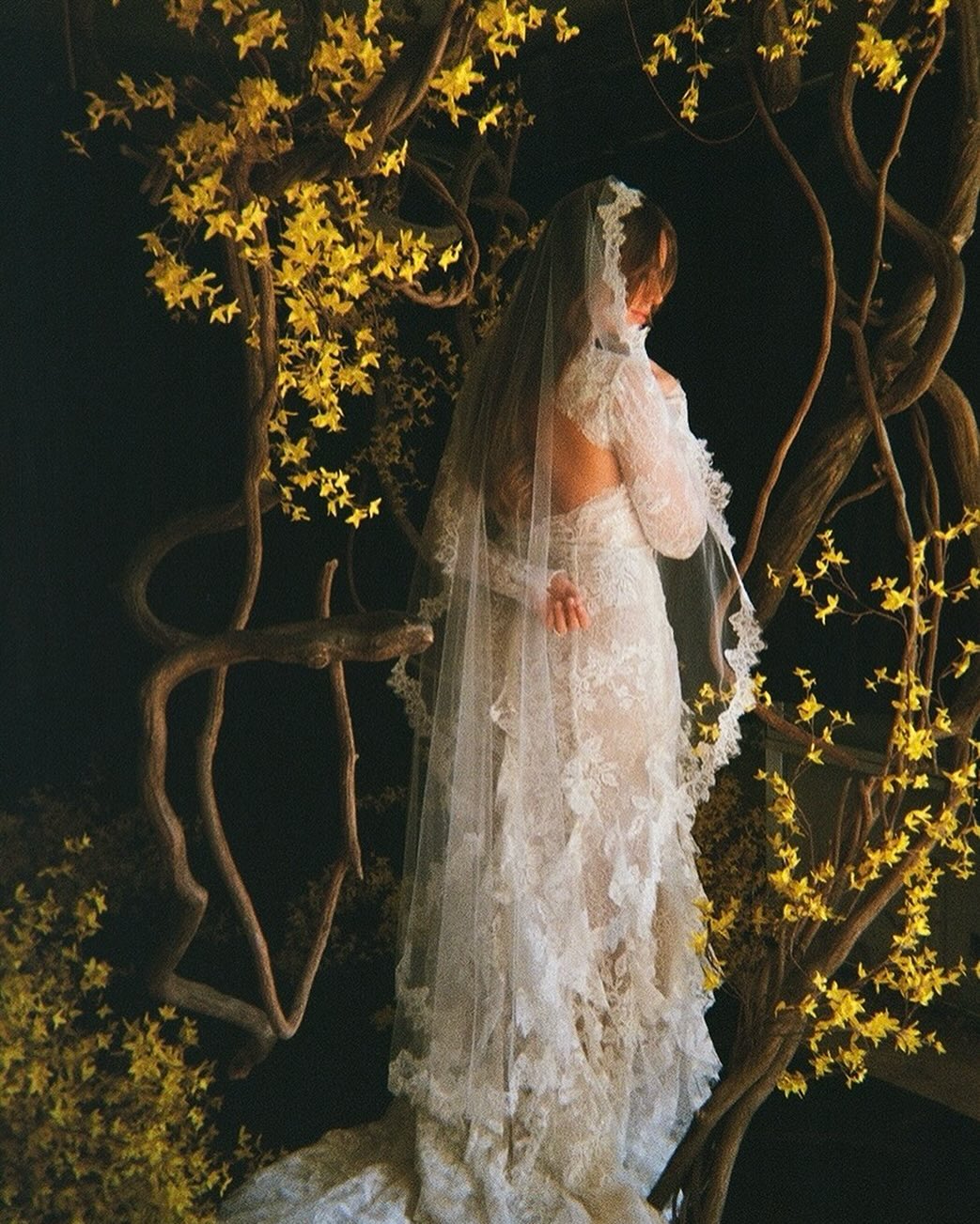 A nest of vines and forsythia for this awesome shoot!
Photoshoot with @day_lilies for @lovelybridedallas
Thank you for having me ♥️ 😊
And thank you @lilacannecollective for helping me with this one!