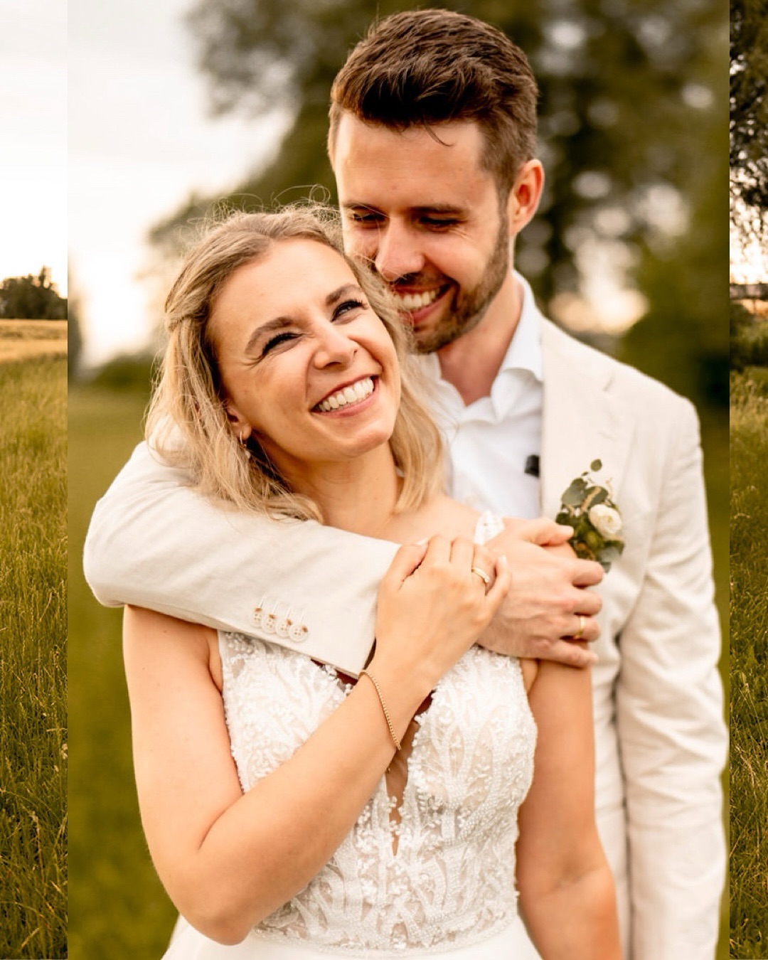 🪷 So könnt ihr euch sicher sein, dass wir die Wünsche eurer Hochzeitsfotos zu 100% umsetzen:
✨ Bereits lange vor eurem großen Tag starten wir gemeinsam mit der Planung. In 2-3 Vorgesprächen gehen wir euren Hochzeitstag Schritt für Schritt durch, besprechen alle wichtigen Details und stimmen uns auf eure Wünsche hin ab. Wünscht ihr euch die Begleitung des First Looks? Oder möchtet ihr euch zum Einzug das erste Mal sehen?
✨ Kein Problem, für jede Variante habe ich tolle Möglichkeiten für die schönsten Fotos auf Lager :). Auch zu Familien- und Gruppenfotos gebe ich euch wichtige Tipps, denn hier gibt es einiges zu beachten, um einen entspanntes Tagesverlauf zu garantieren.
✨ Habt ihr besondere Wünsche für eure Hochzeit? Schreibt mir eine Nachricht, und wir besprechen gemeinsam, wie wir sie umsetzen können!