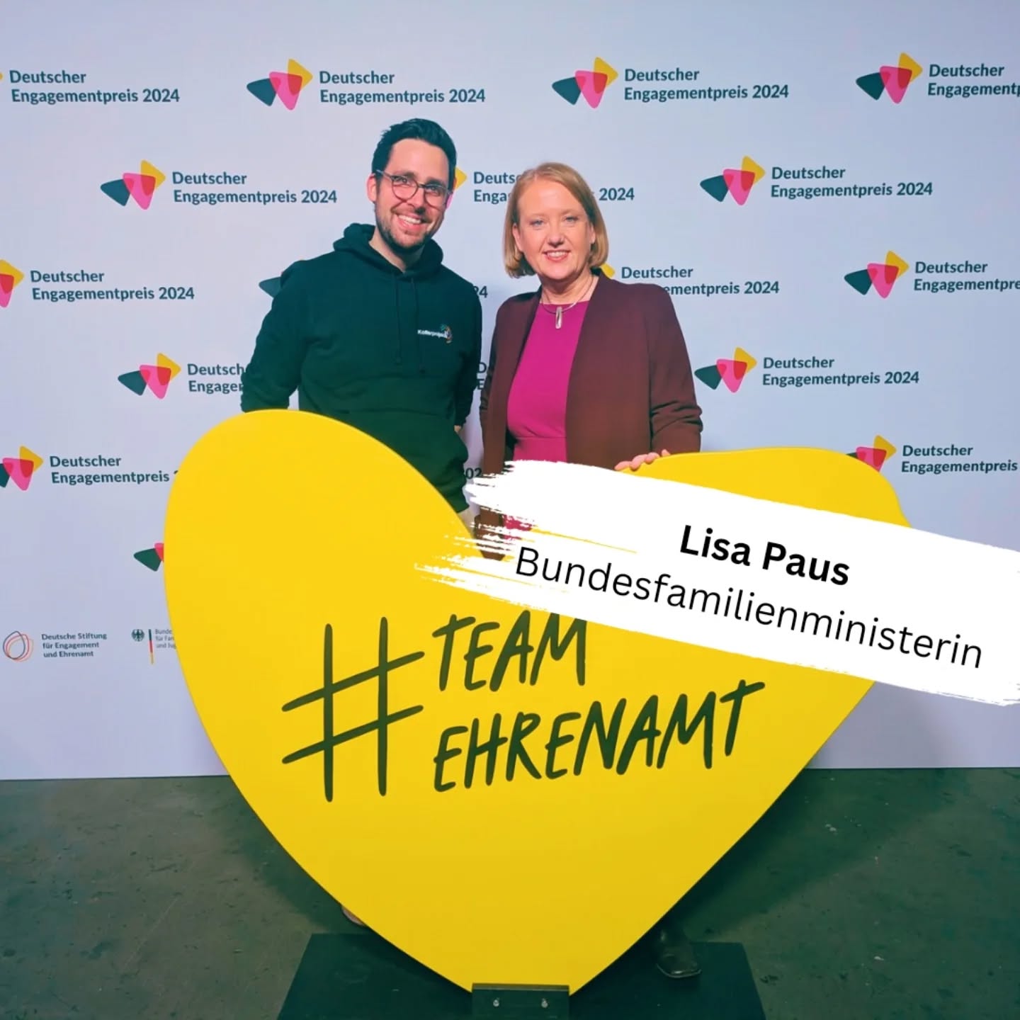 Wenn die Bundesfamilienministerin fragt, was für Demokratieprojekte du im Ruhrgebiet anschiebst, dann bist du beim @deutscher_engagementpreis in #berlin.
Und dann geht plötzlich Gülcan an uns vorbei. Bekannt ist sie als Mitglied der Datteltäter und als Preisträgerin des Deutschen Engagementpreises.
#schuleneudenken
#demokratischhandeln
#schule
#ehrenamt
#DemokratieLernen
#sdgs
@bmfsfj
#instalehrerzimmer