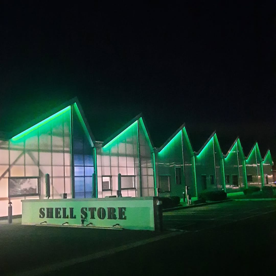 I took this photo on Monday evening, during a beautiful full moon display just after my last appointment of 2024 which was also my last appointment here at the @shellstoreheref 💔
After 12 lovely months practicing from here I decided to leave this venue and and I'll be delivering massage treatments from a new place from next year (details arriving soon, 😁👀)
Thank you to all the Shell Store members and @thetownsq that made me part of a great working family, including the team at @the.munitions café who fuelled me with coffees and yummy cakes! ☕
A big big thank you to 3 amazing women @julia.lowther, @danielledunn97 and @emilyamg who supported and inspired me on a daily basis, I'm so grateful I was working near by you 💜
Thank you also to Hayley @awaken.your.sole who delivered amazing reflexology treatments from my room in the last few months, it's been an honour to work with and learn from you and I'm so grateful our paths crossed in February🌷
Last but not least thank you so much to all my lovely clients who supported my small business in this last few months and hopefully will continue to support me in the new venue. Each of you has add something to Acqua Dolce inspiring me every day to be a better woman and massage therapist 😊
Have a lovely Christmas everyone 🎄🥰 stay safe and surround yourself with people that make you smile!
Lots of Love,
Martina x
.
.
.
#acquadolce
#acquadolcetherapies #massage #massagetherapy #holistichealth #holisticmassage #hereford #herefordmassage #herefordmassagetherapist #acquadolceholisticmassage