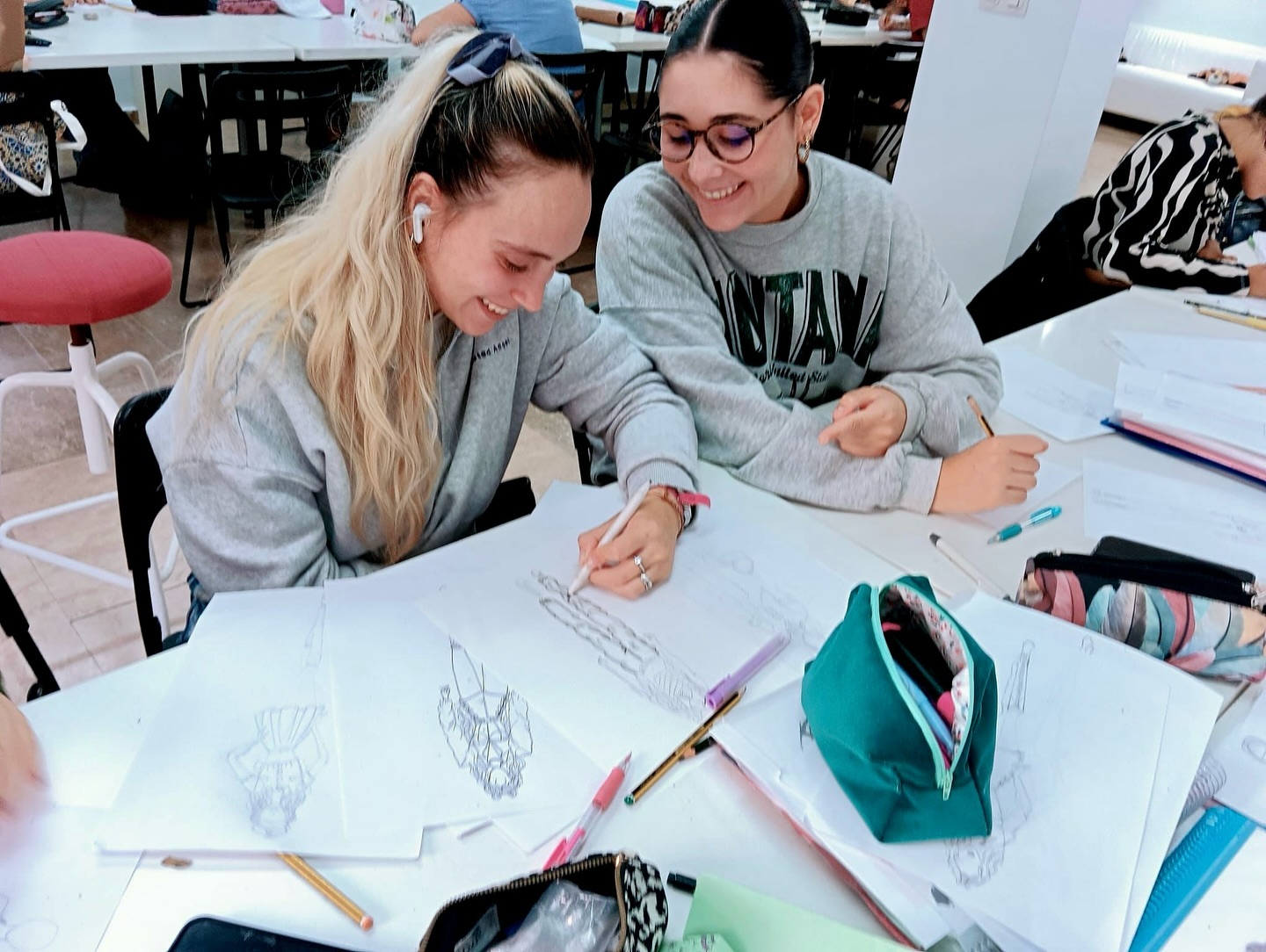 Diseño de Moda, Estilismo, Patronaje Industrial, Moda Flamenca, Moda Infantil.
#yosoymetropolis #escueladediseño #diseñodemoda #dibujo #ilustracion #costura #patronaje #patronajeindustrial #patronajeamedida #modelaje #corteyconfeccion #textil #estilismo #estilista #moda #escalado #novias #patronajeinfantil #pasarelaflamenca #modaflamenca #modaandaluza